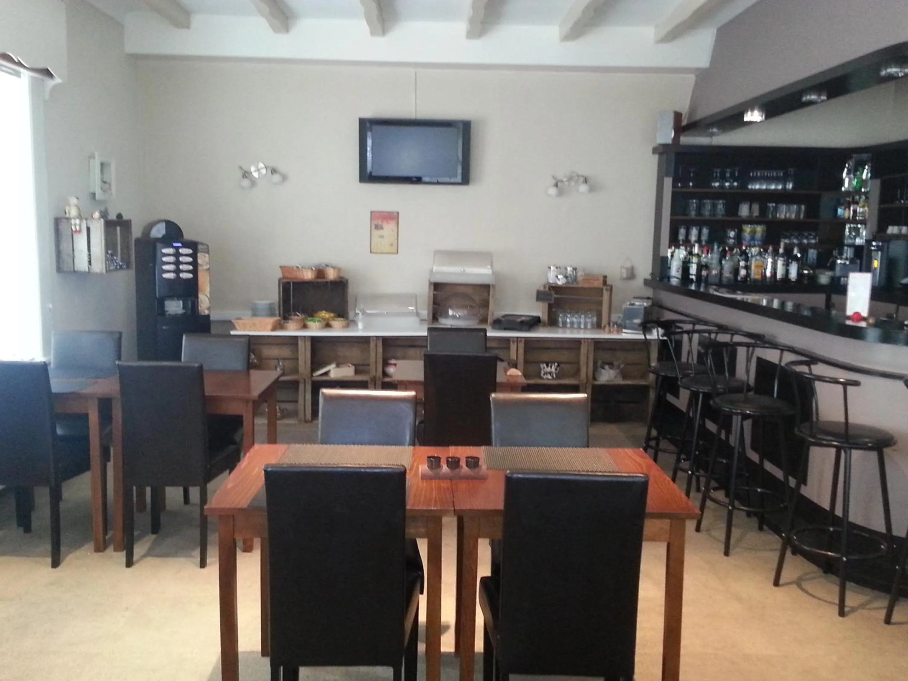 Restaurant/places to eat in Hôtel Pacific