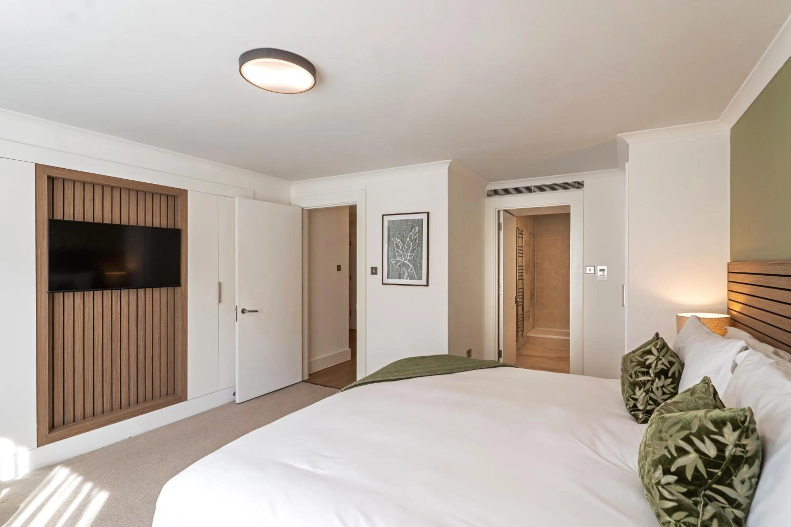 TV and multimedia, Bed in Monarch House - Serviced Apartments - Kensington