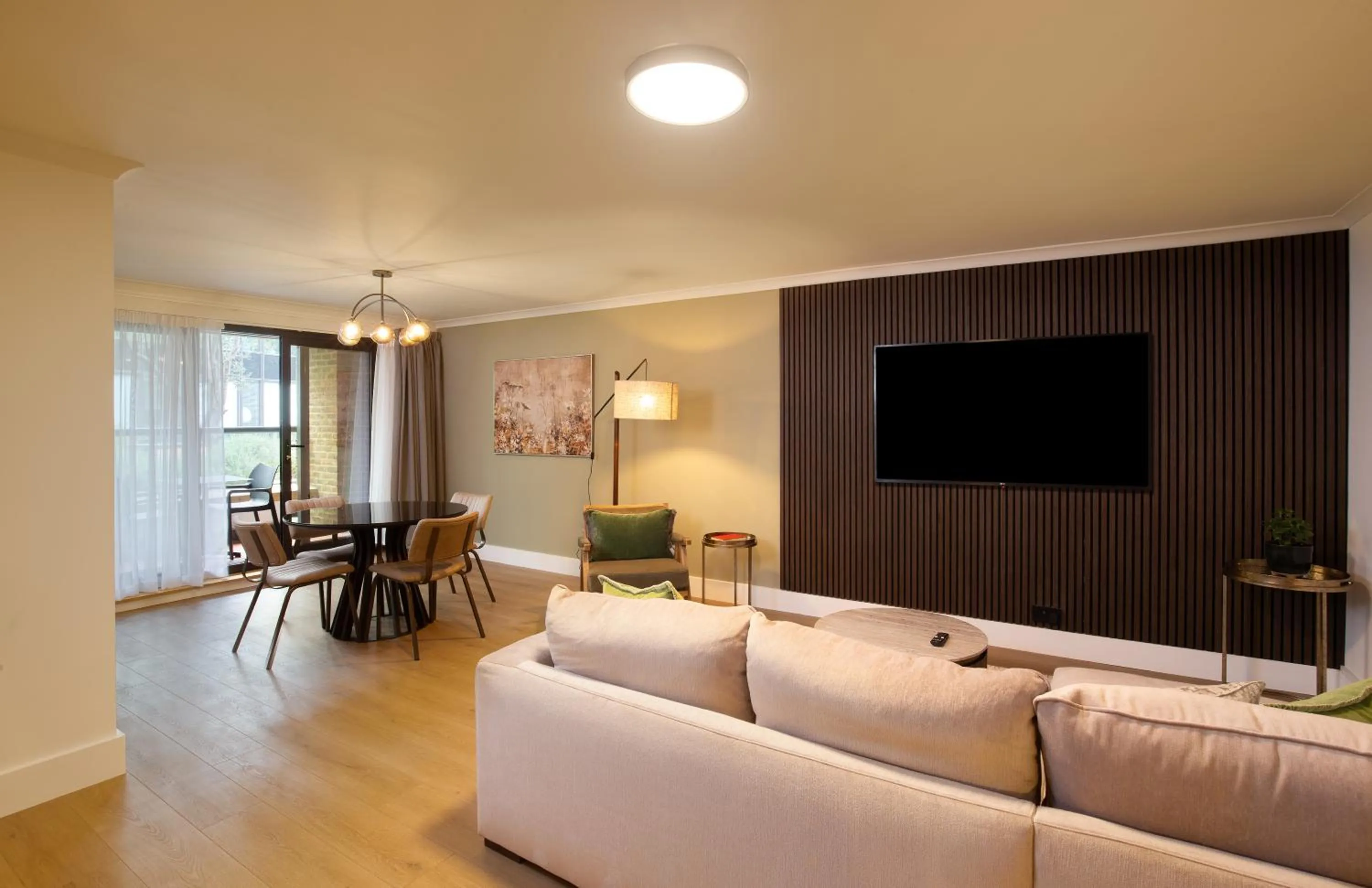 TV and multimedia in Monarch House - Serviced Apartments - Kensington