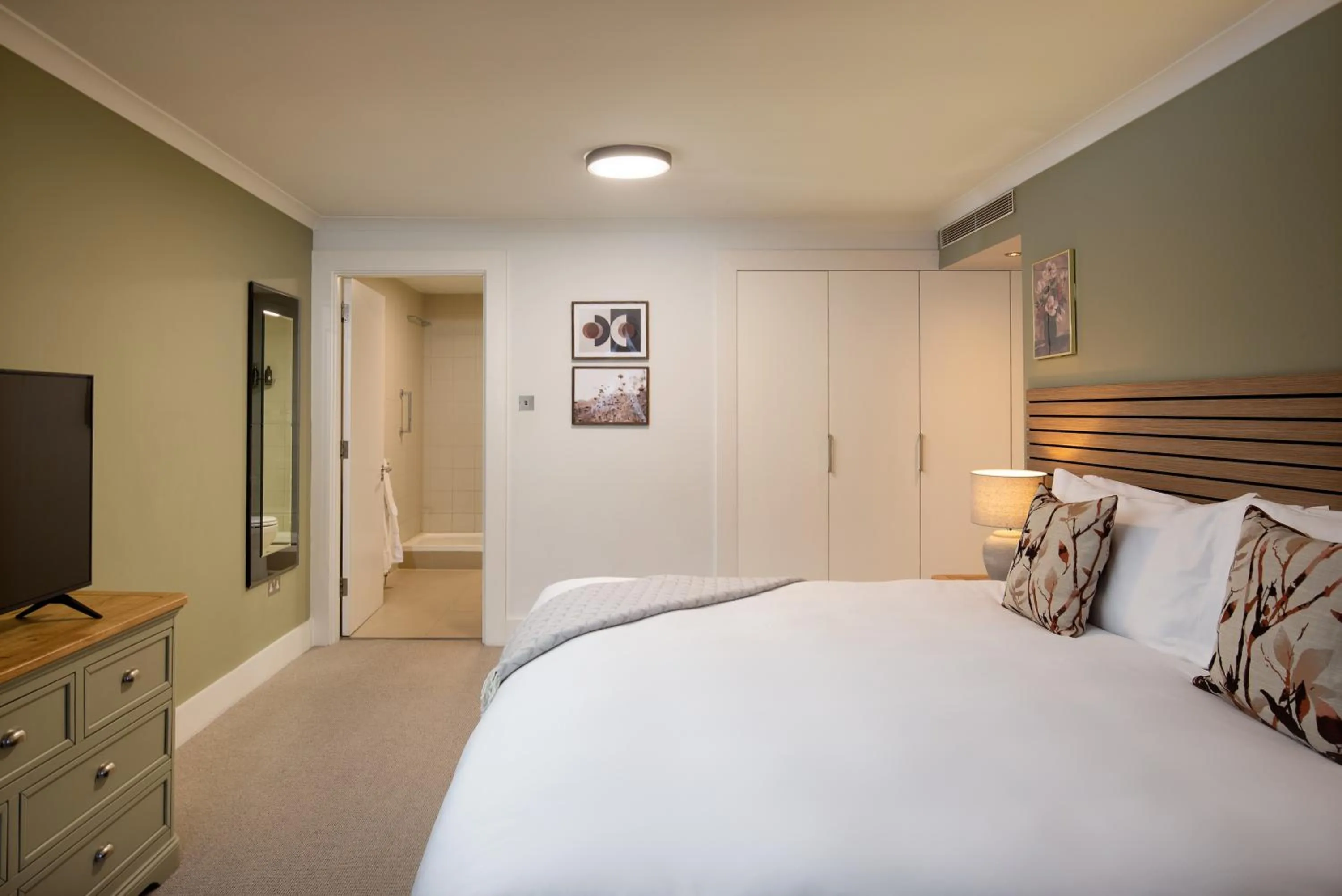 Shower, Bed in Monarch House - Serviced Apartments - Kensington