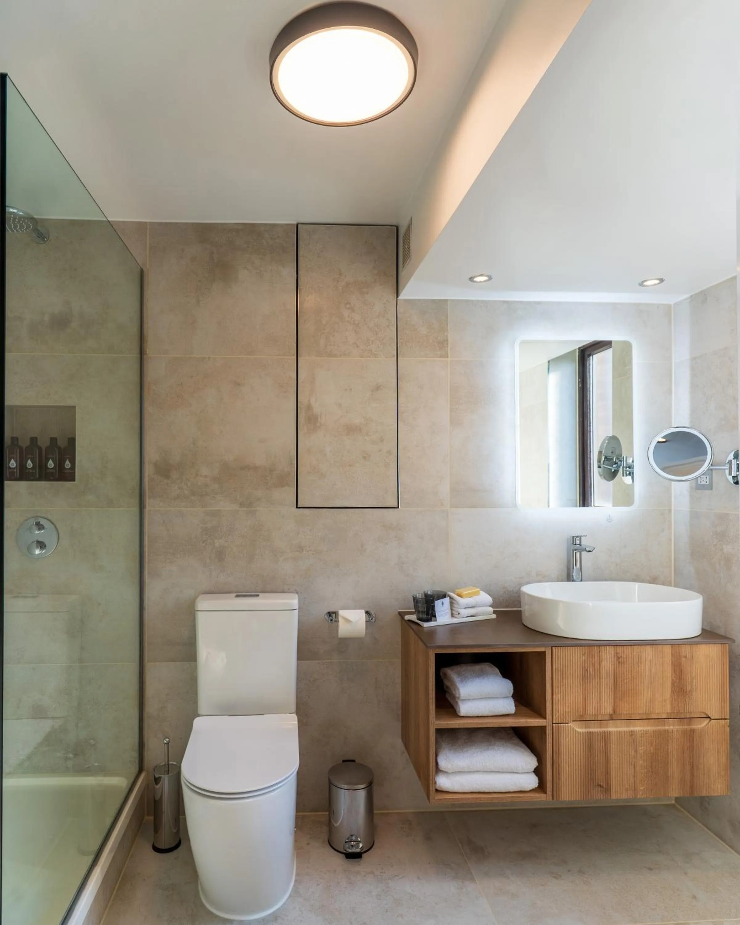 Shower in Monarch House - Serviced Apartments - Kensington