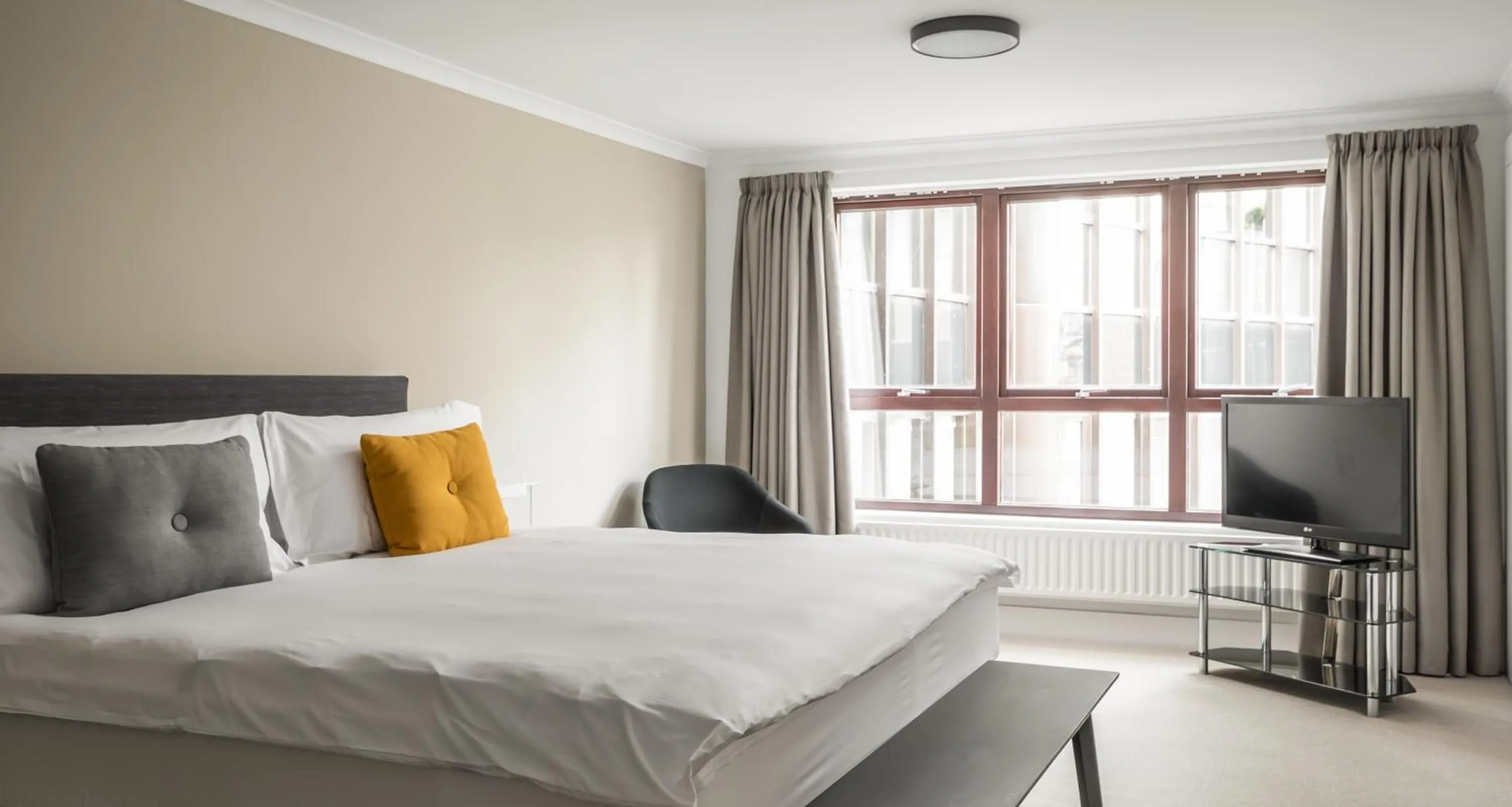 Bedroom, Bed in Monarch House - Serviced Apartments - Kensington