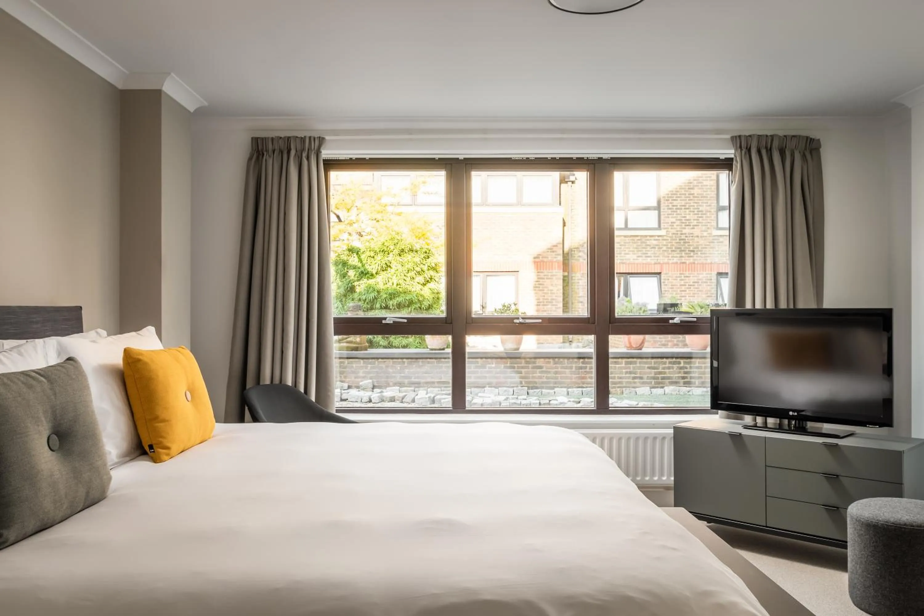 Bedroom, Bed in Monarch House - Serviced Apartments - Kensington