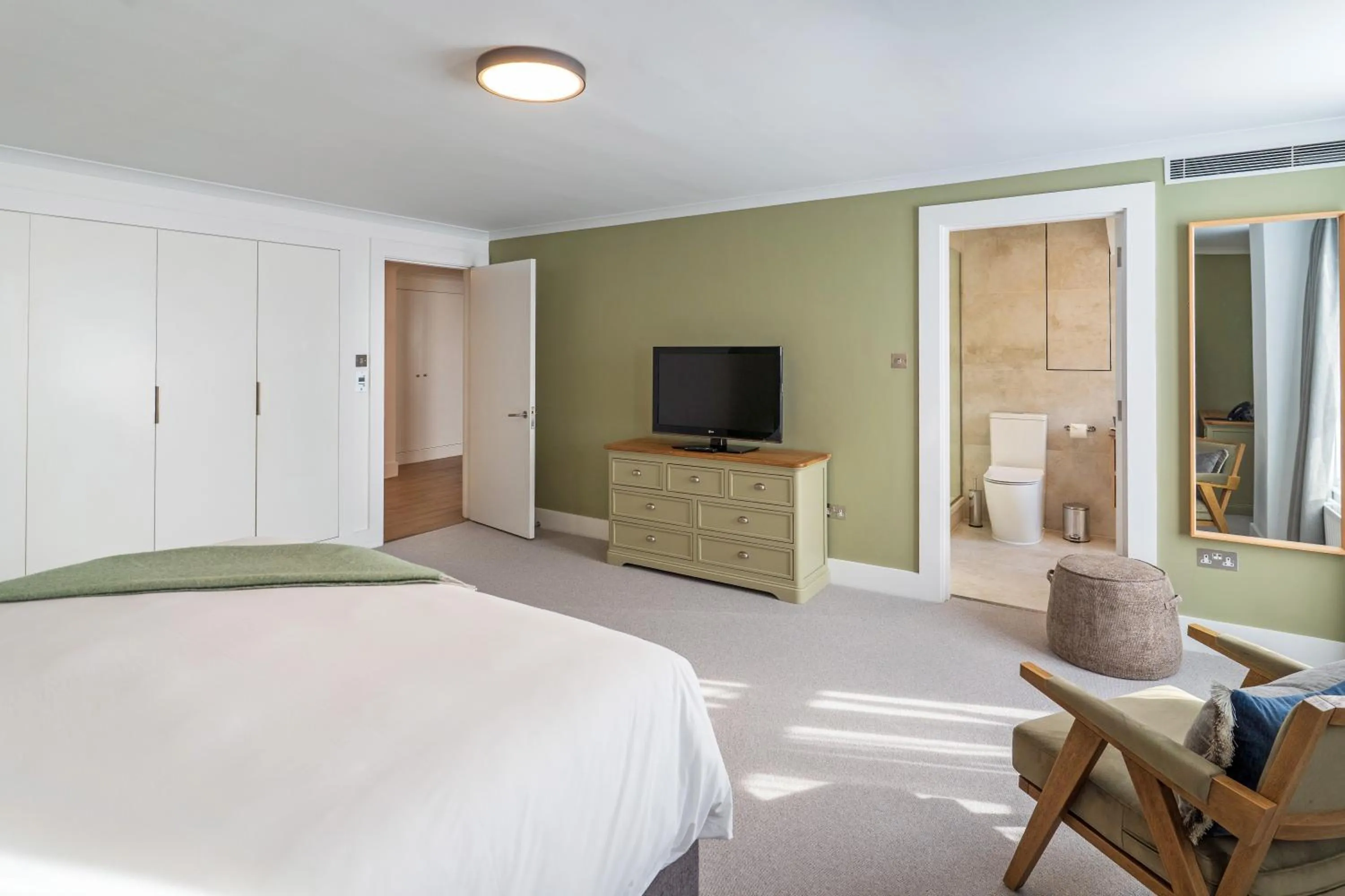 Bathroom, Bed in Monarch House - Serviced Apartments - Kensington