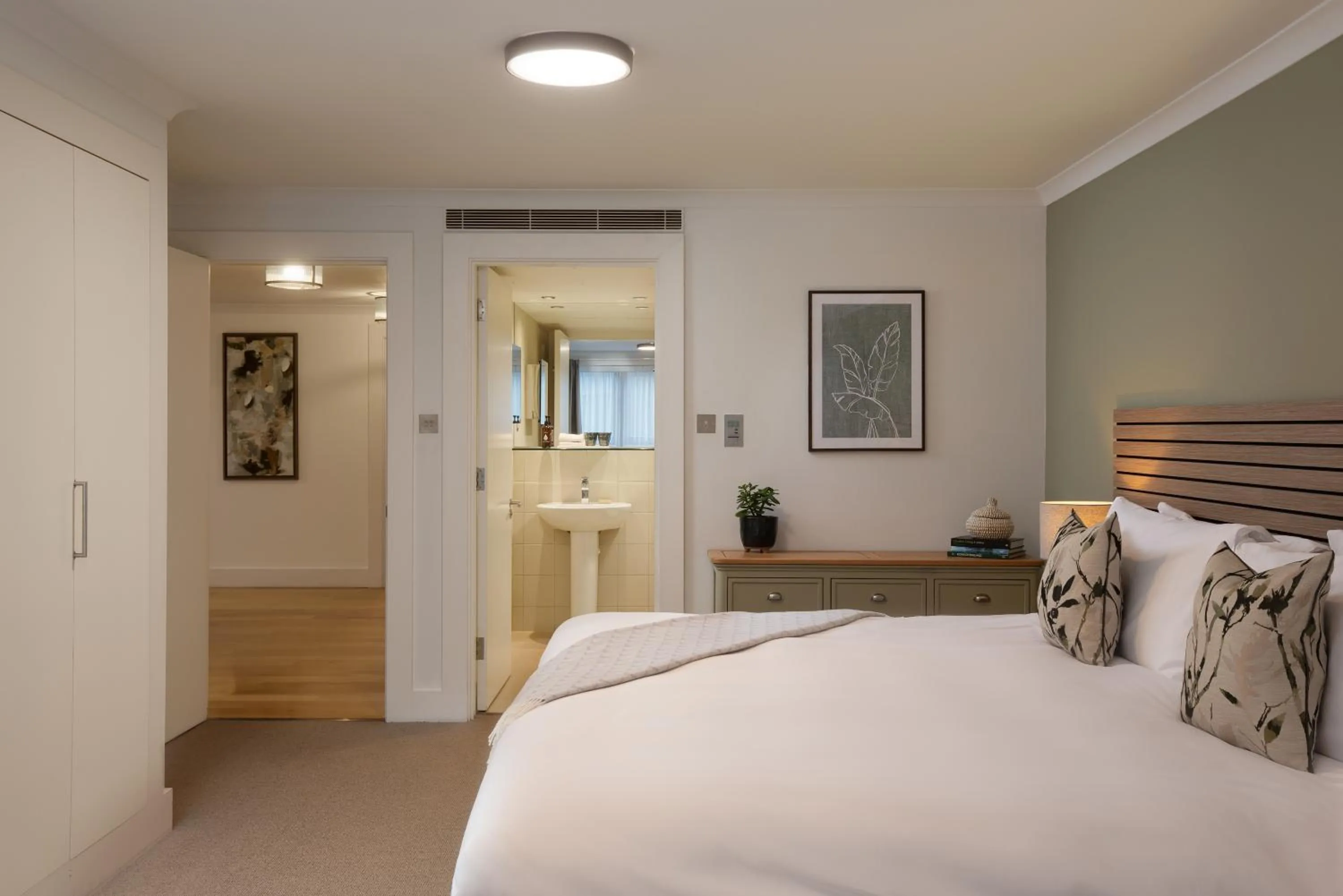 Shower, Bed in Monarch House - Serviced Apartments - Kensington
