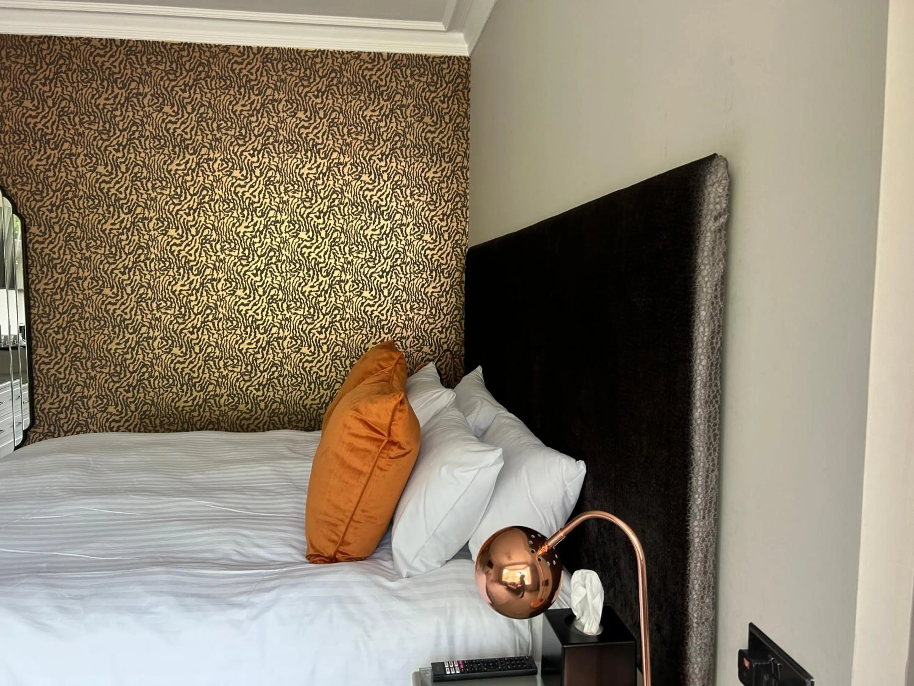 Shower, Bed in Ashbourne House