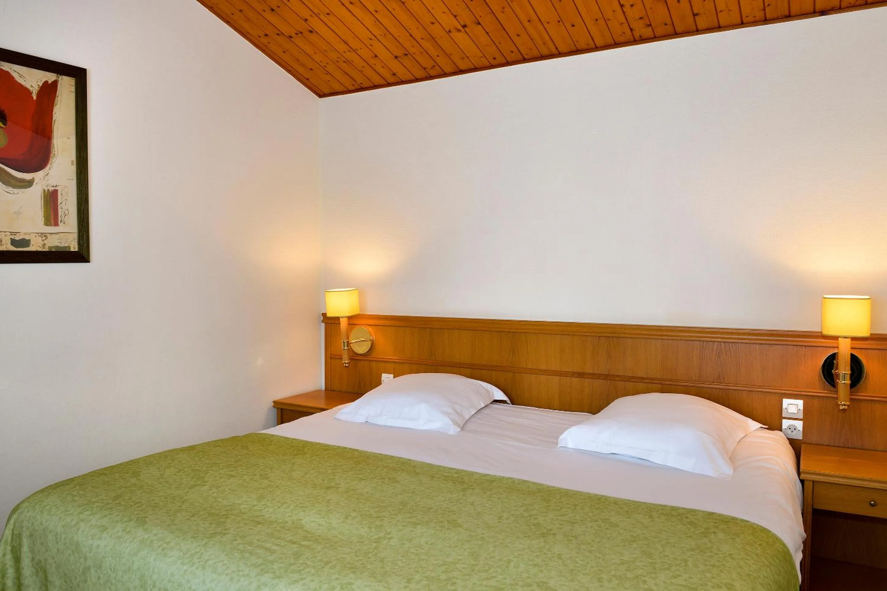 Bed in Logis Hôtel Val de Vienne