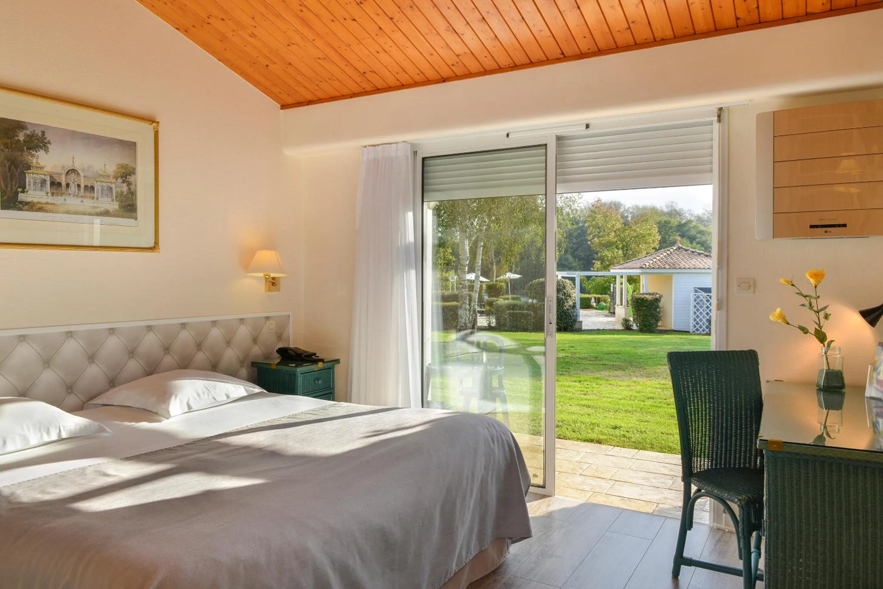 Garden view, Bed in Logis Hôtel Val de Vienne