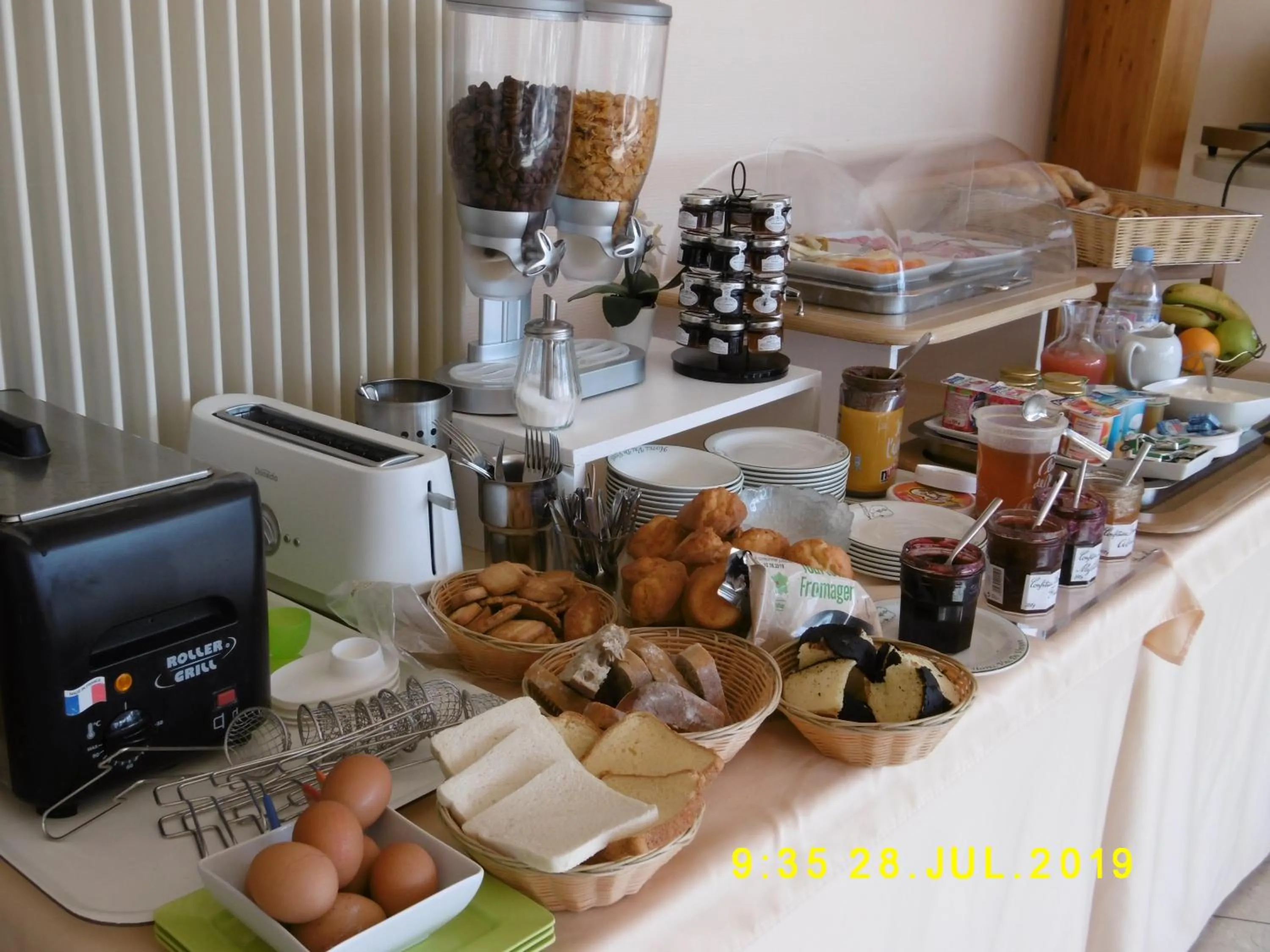 Breakfast in Logis Hôtel Val de Vienne
