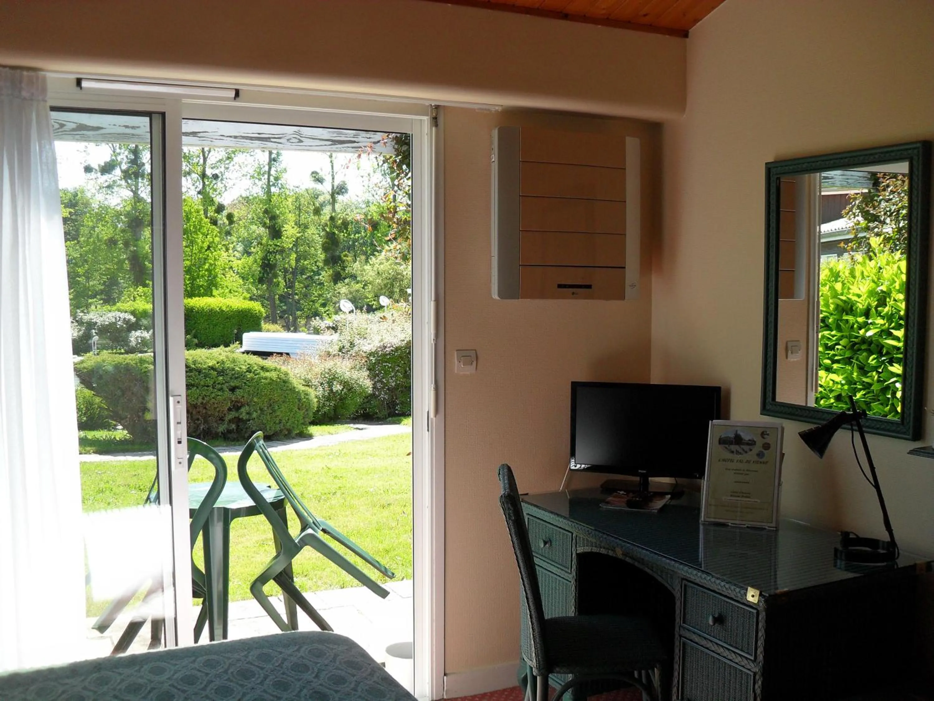 Garden view in Logis Hôtel Val de Vienne