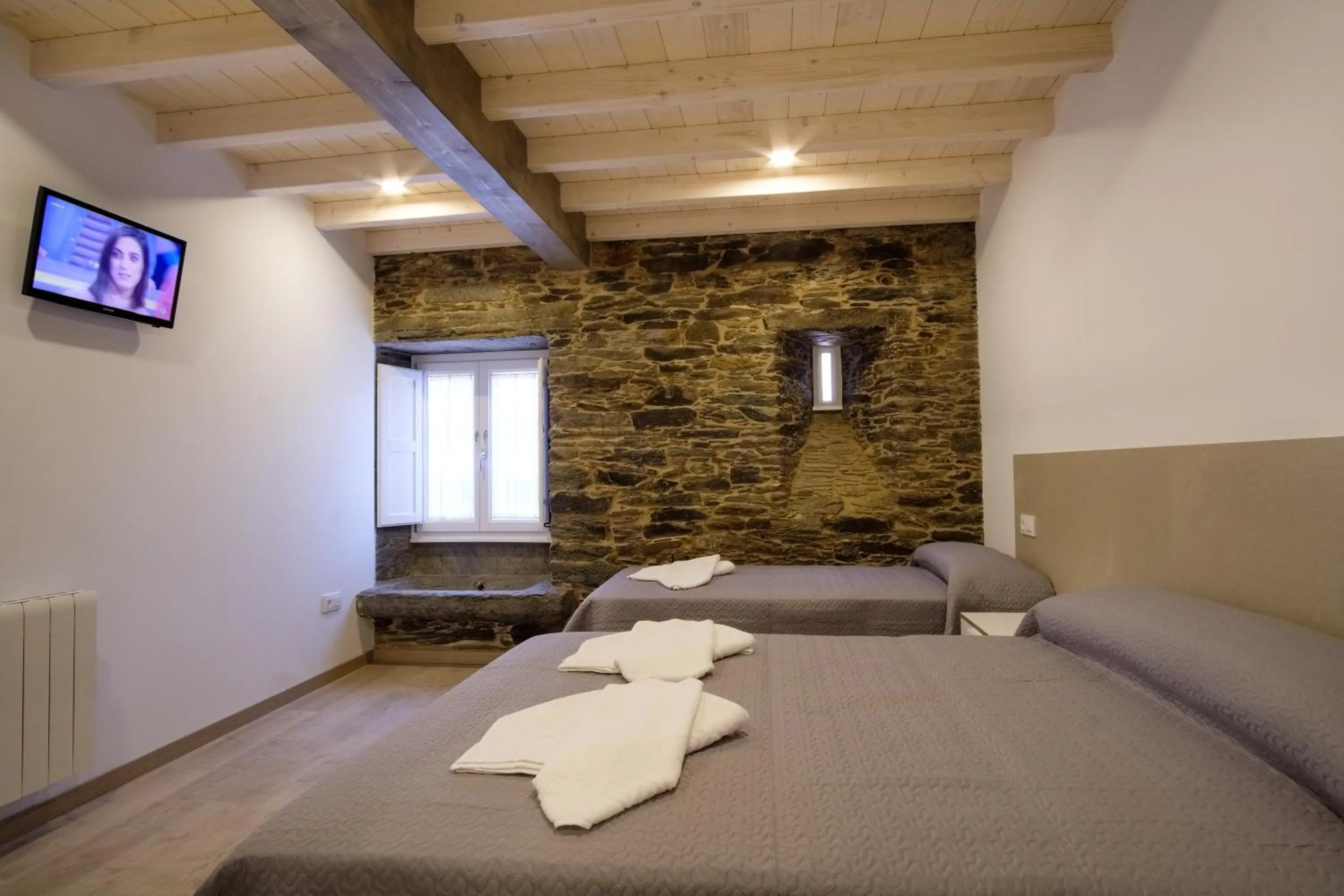 Shower, Bed in Pensión Domus Gallery