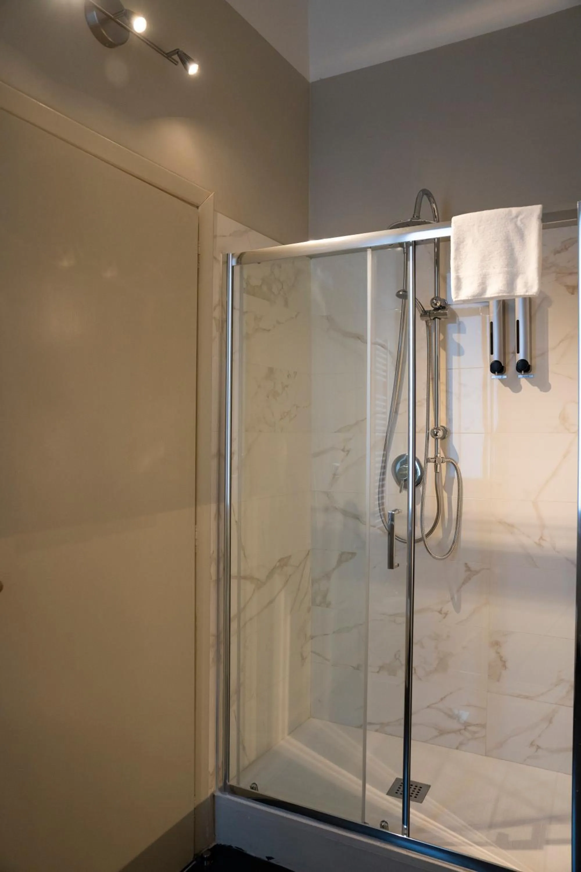 Shower in Casa Santangelo Suites