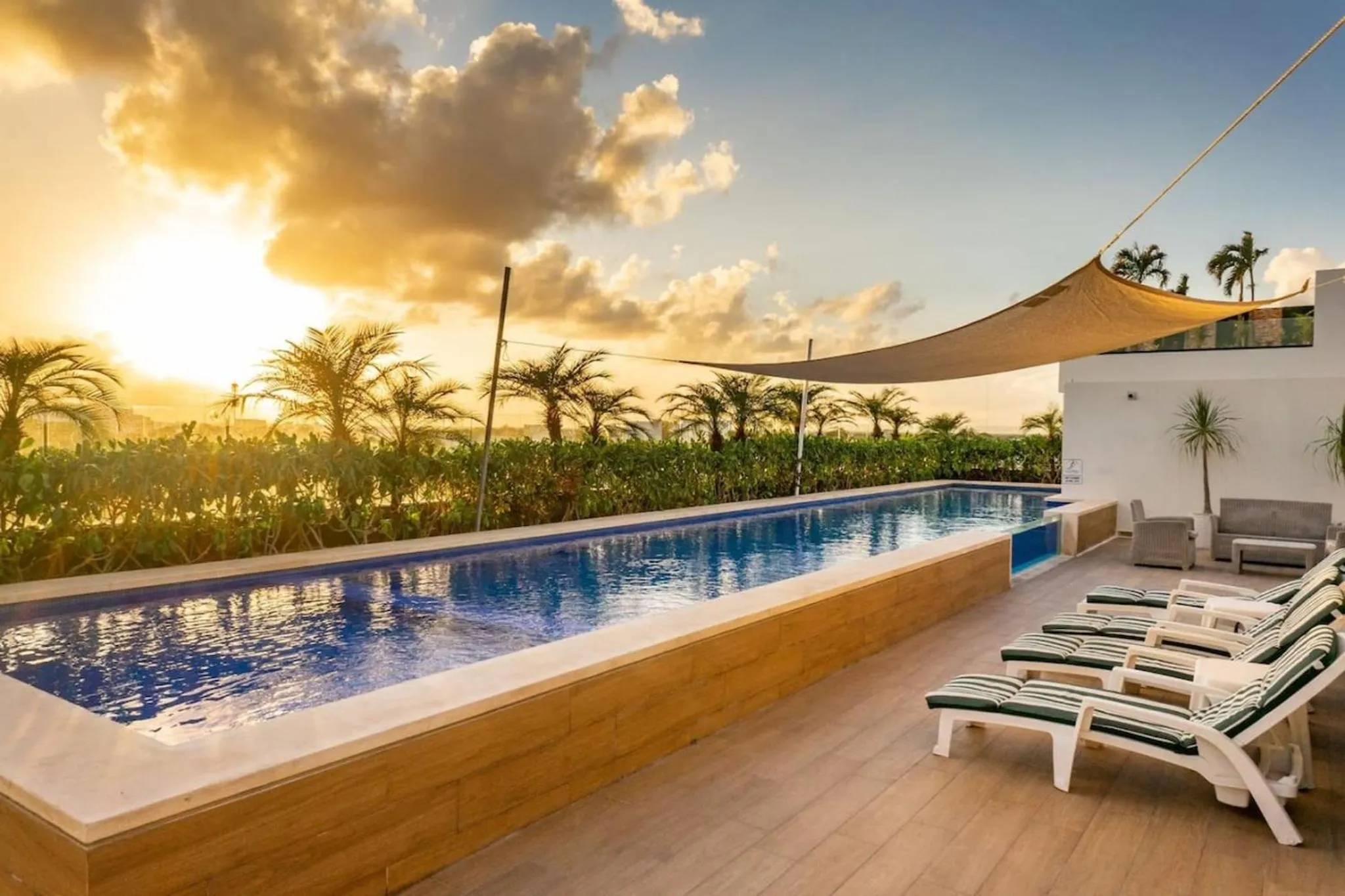 Swimming pool in Opal Suites Apartments