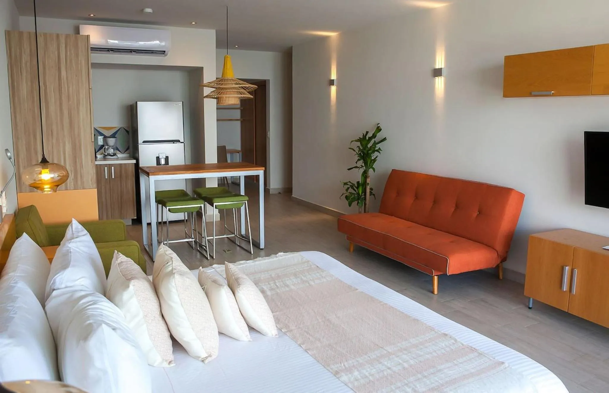 Communal lounge/ TV room, Bed in Opal Suites Apartments