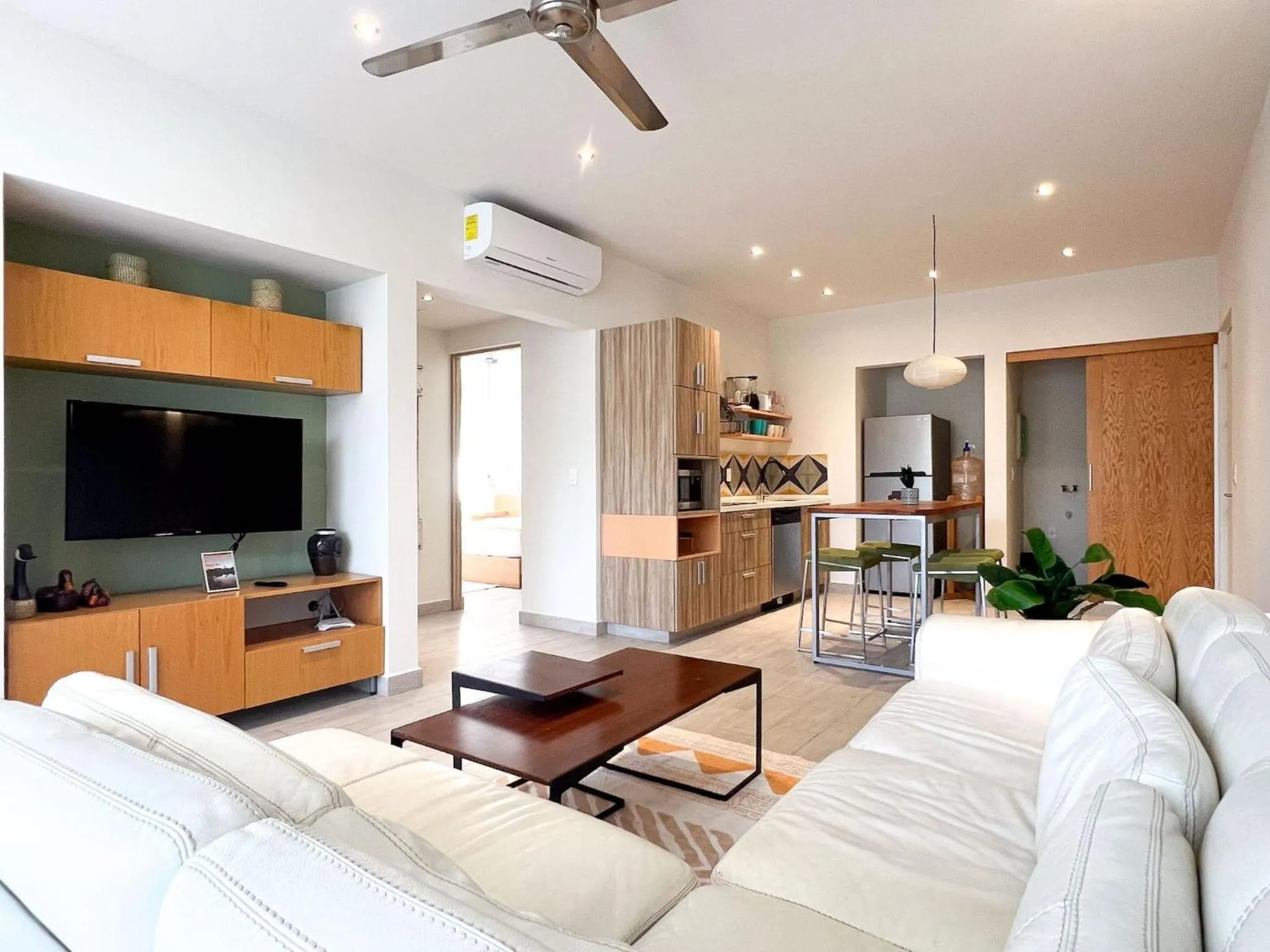 Communal lounge/ TV room in Opal Suites Apartments