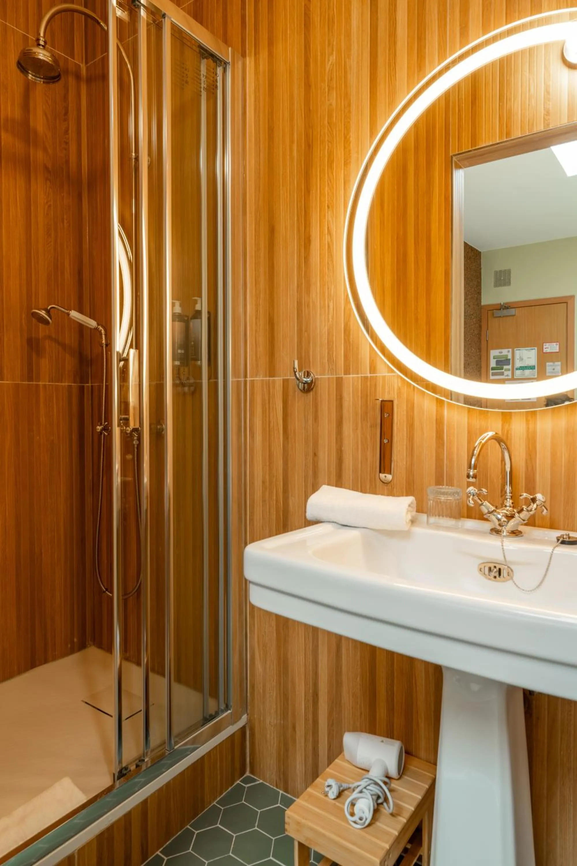 Shower in Hôtel d'Angleterre