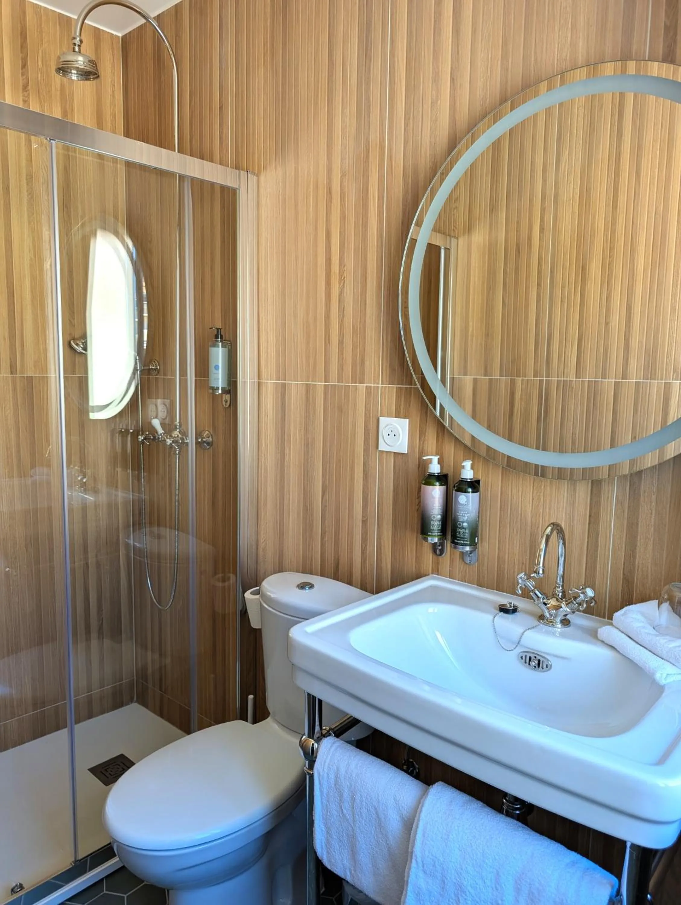 Shower in Hôtel d'Angleterre