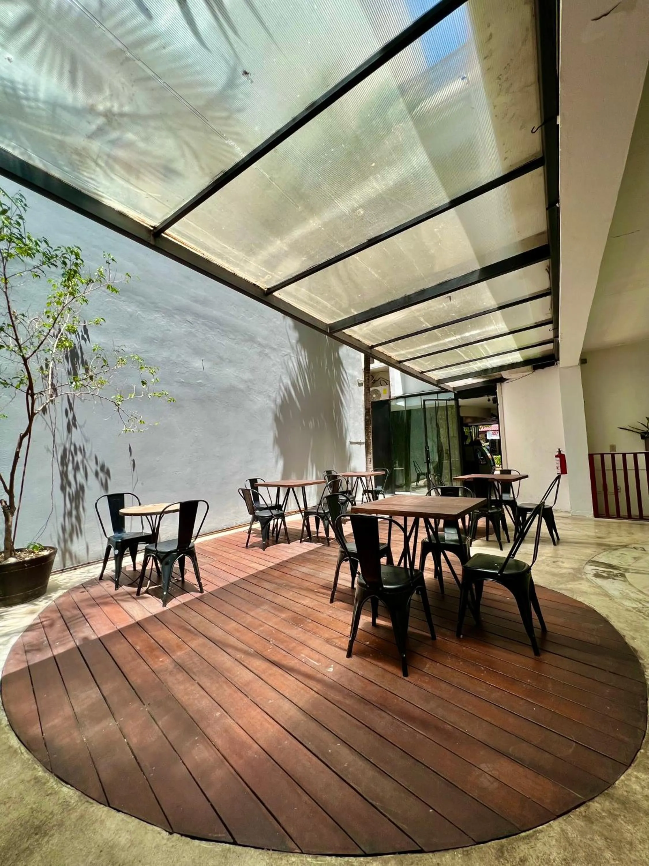 Restaurant/places to eat in Aruma Suites