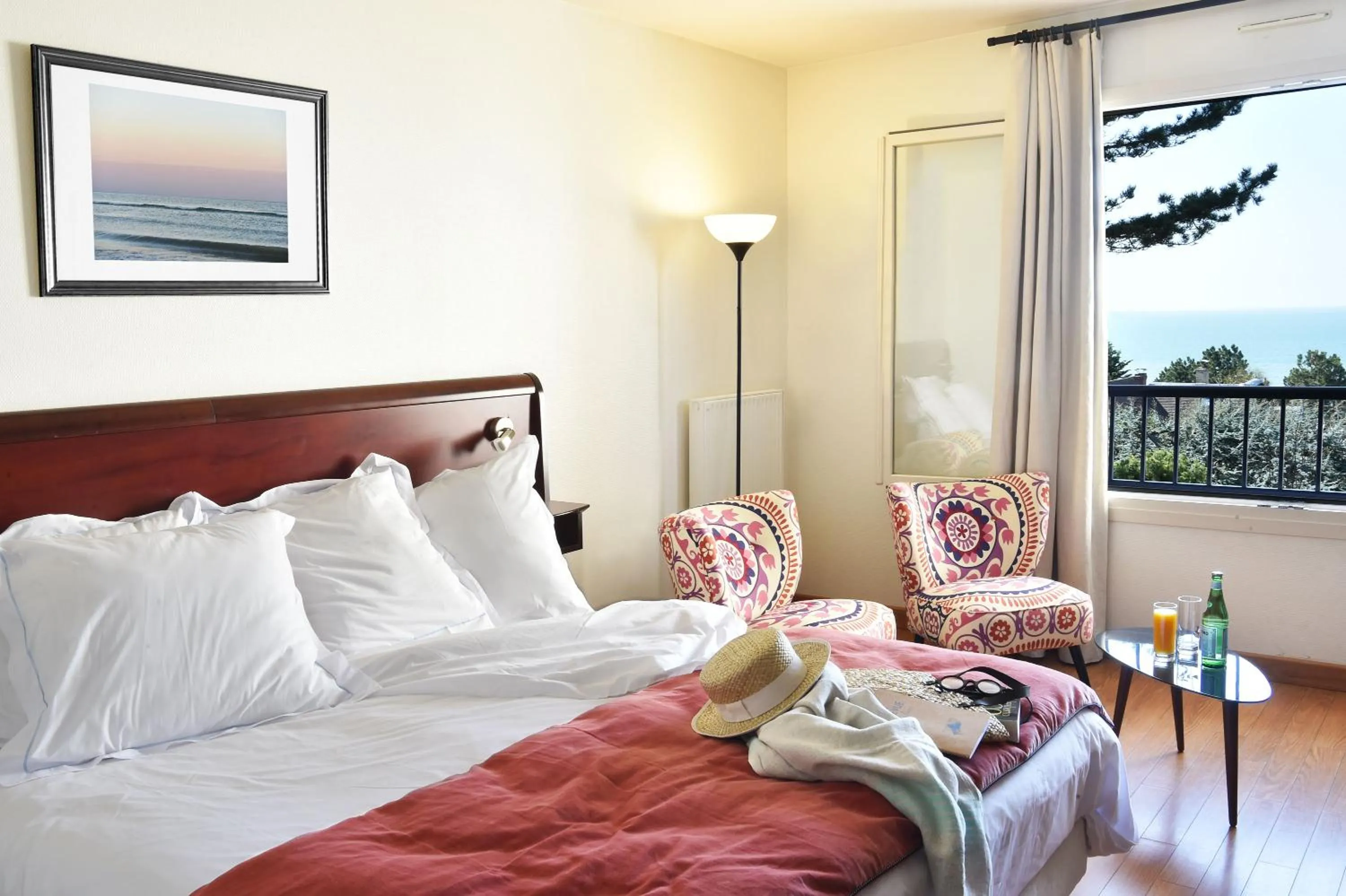 Bed in Hotel Le Bellevue, Demeures & Chateaux