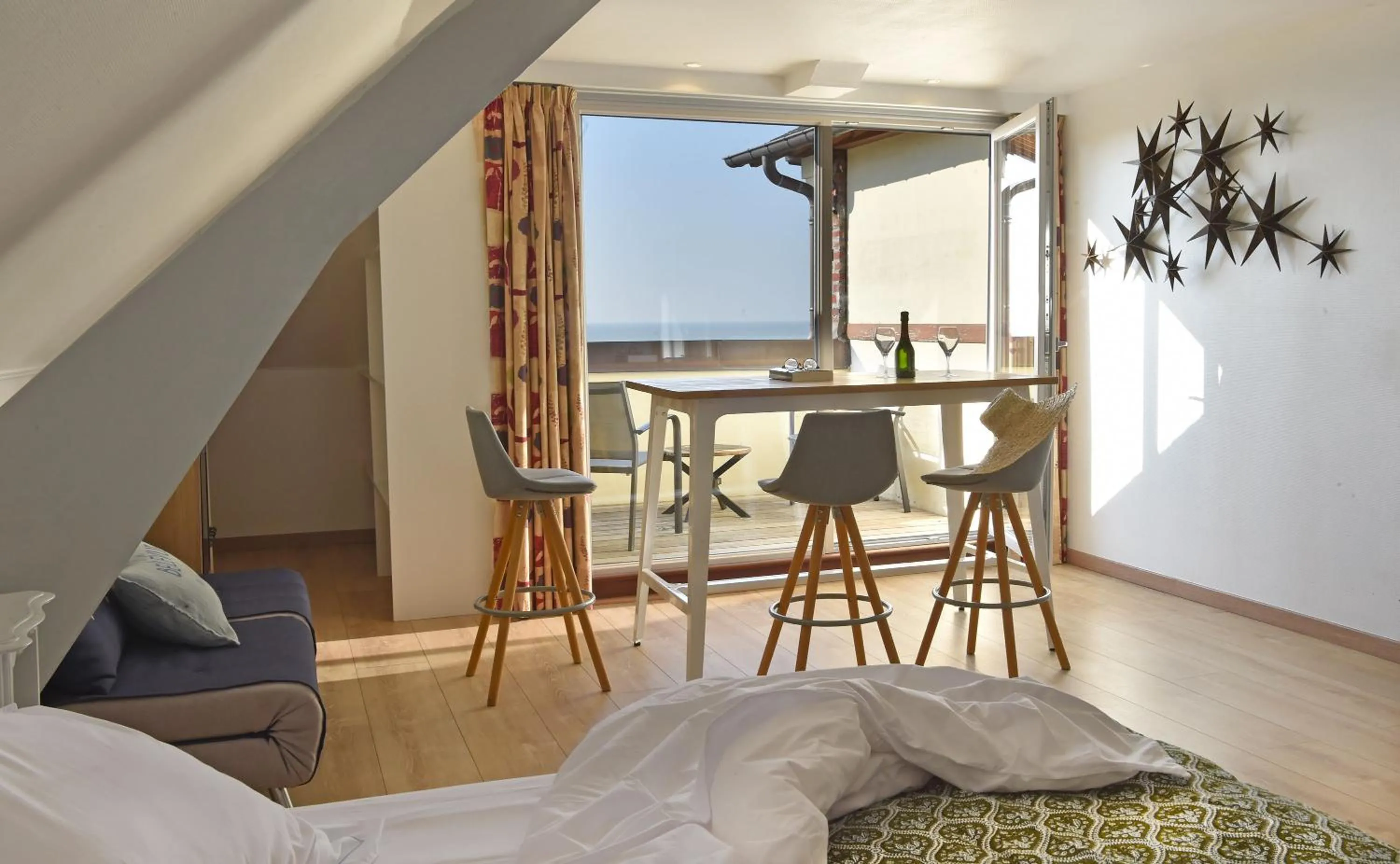 Balcony/Terrace, Bed in Hotel Le Bellevue, Demeures & Chateaux