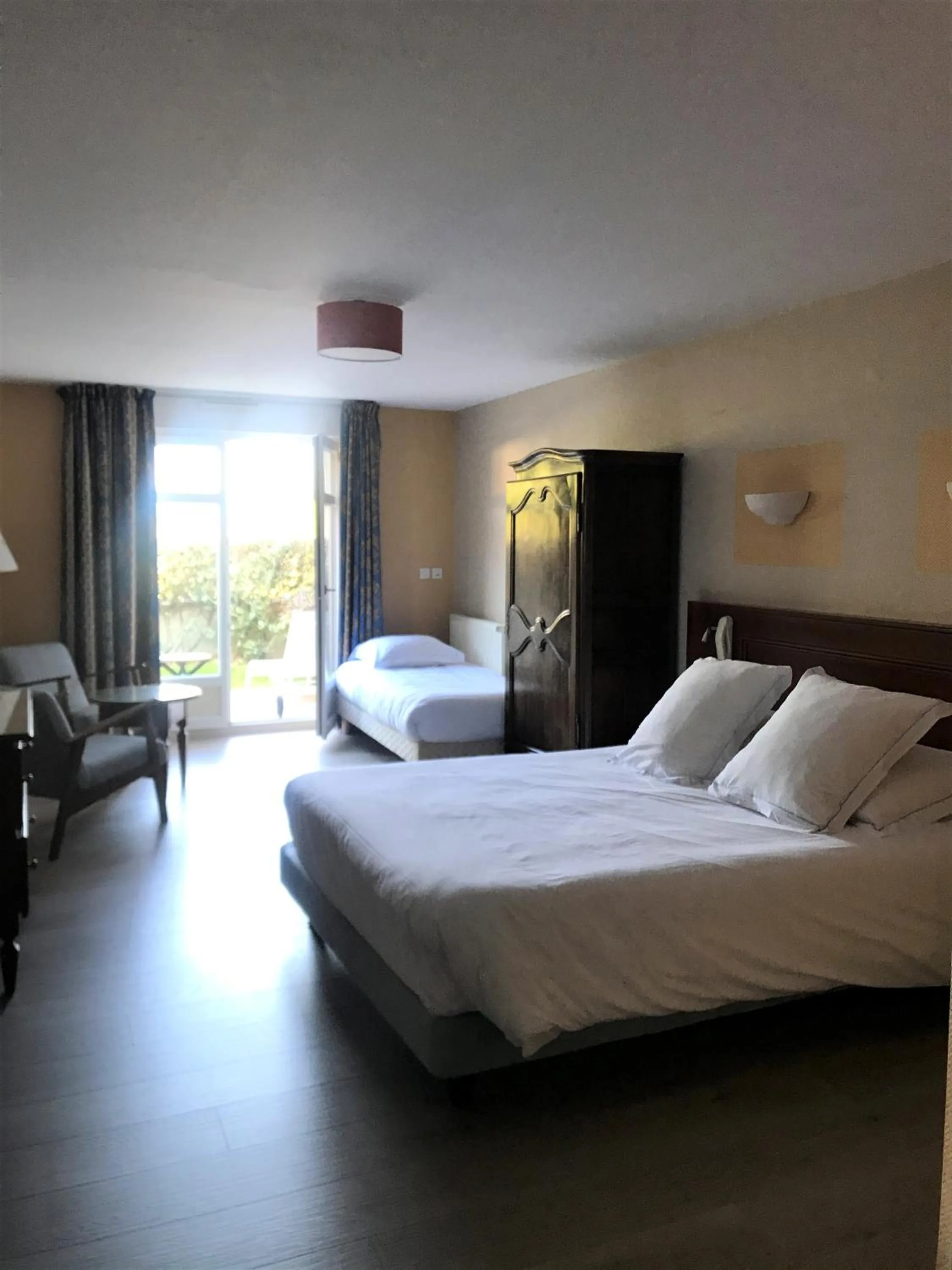 Bed in Hotel Le Bellevue, Demeures & Chateaux