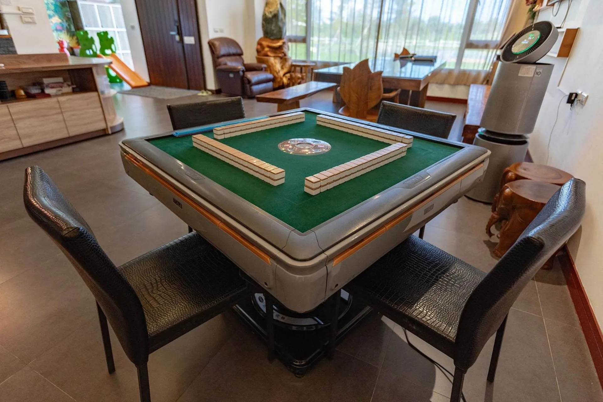 Evening entertainment in 193 County Garden BnB