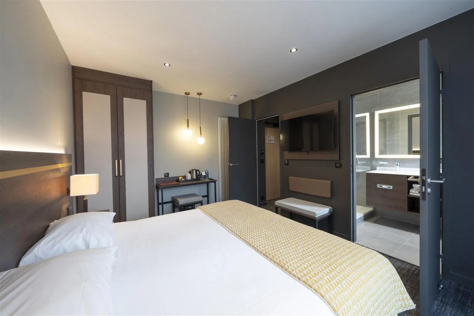 Bed in Hôtel Bristol