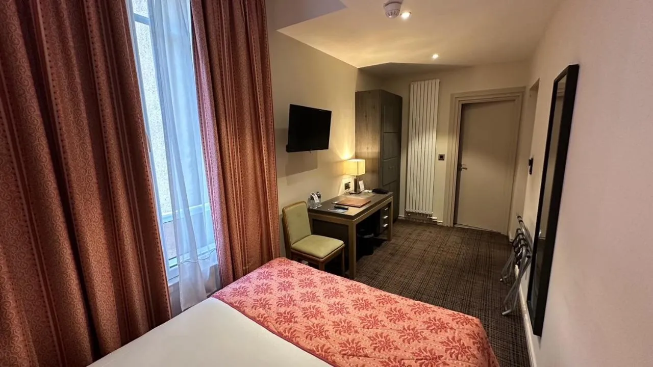 Bed in Hôtel Bristol