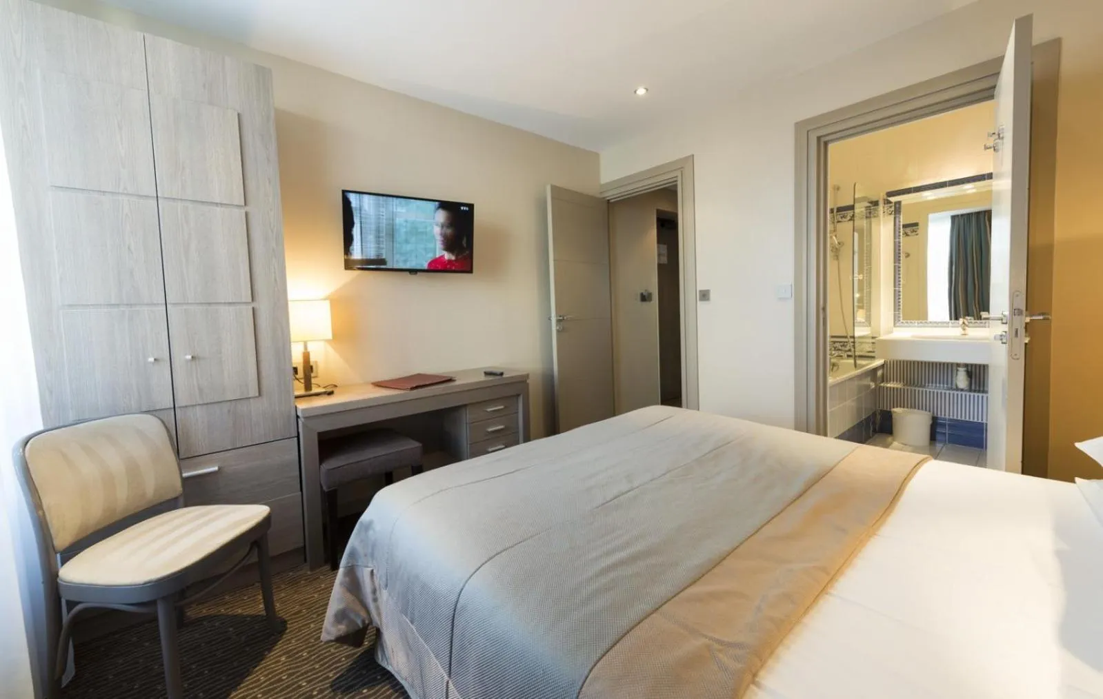 Bed in Hôtel Bristol