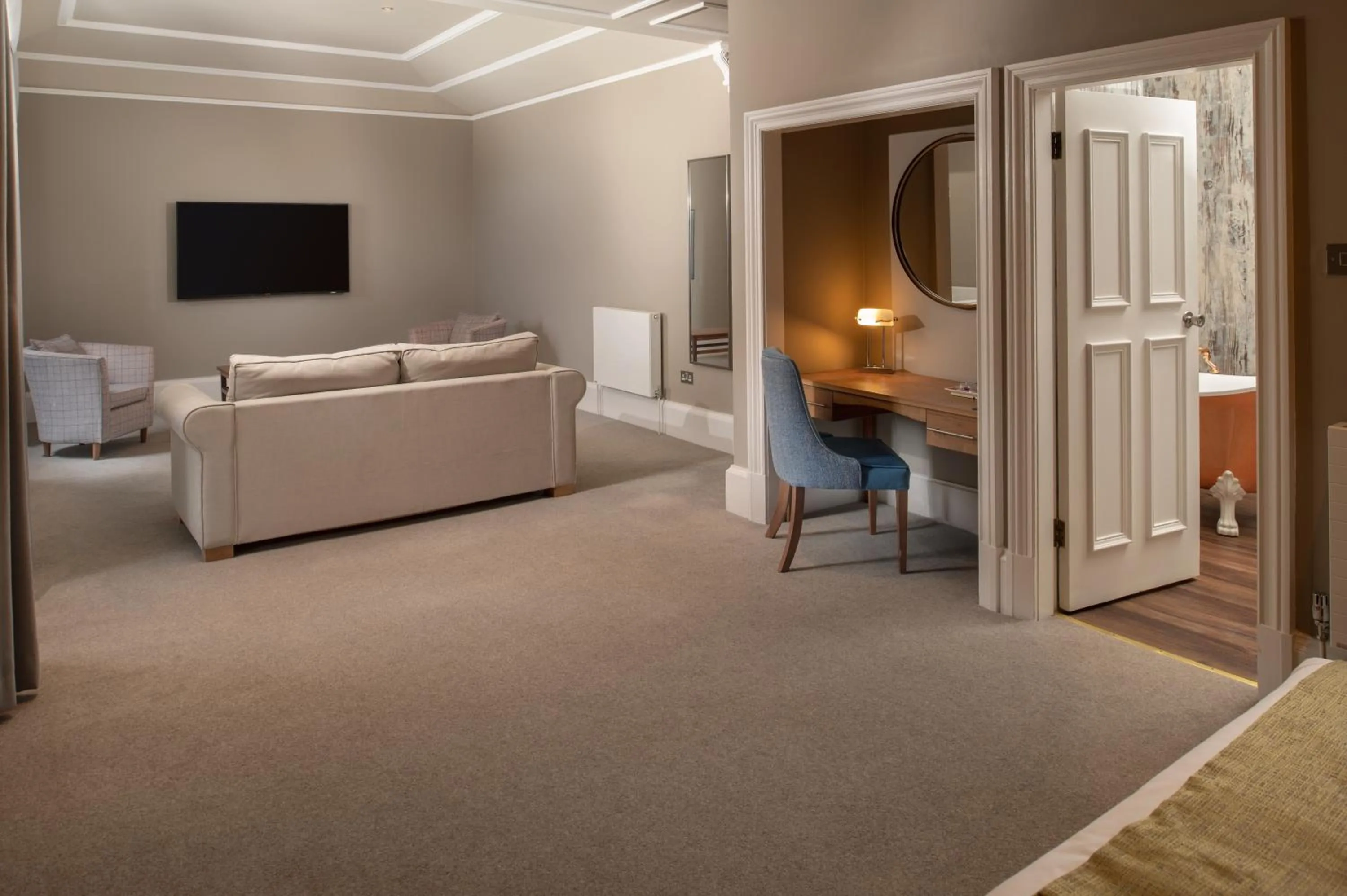 Living room, Bed in Fairfield House Hotel