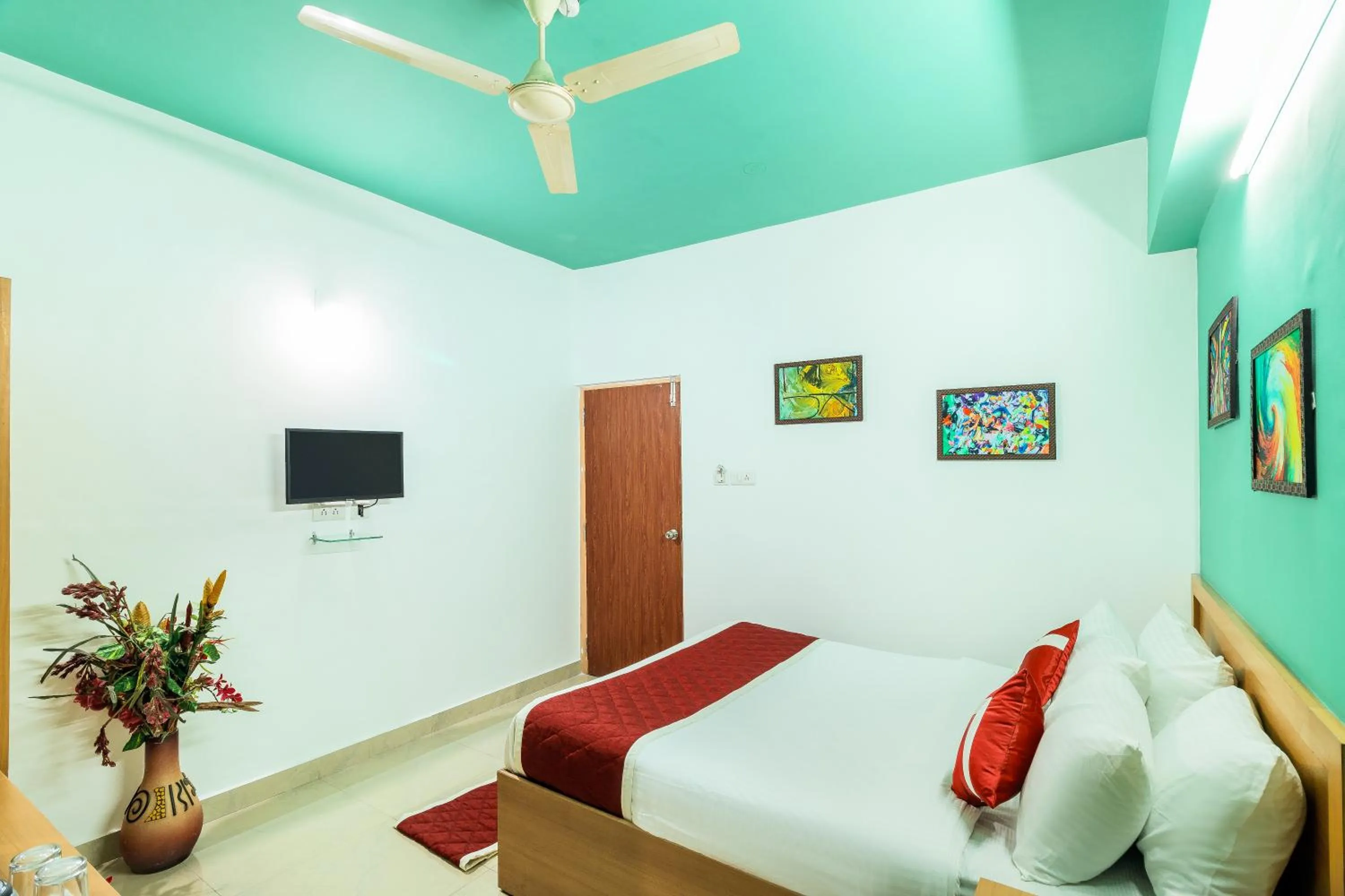 Photo of the whole room, Bed in Octave Paris Residency