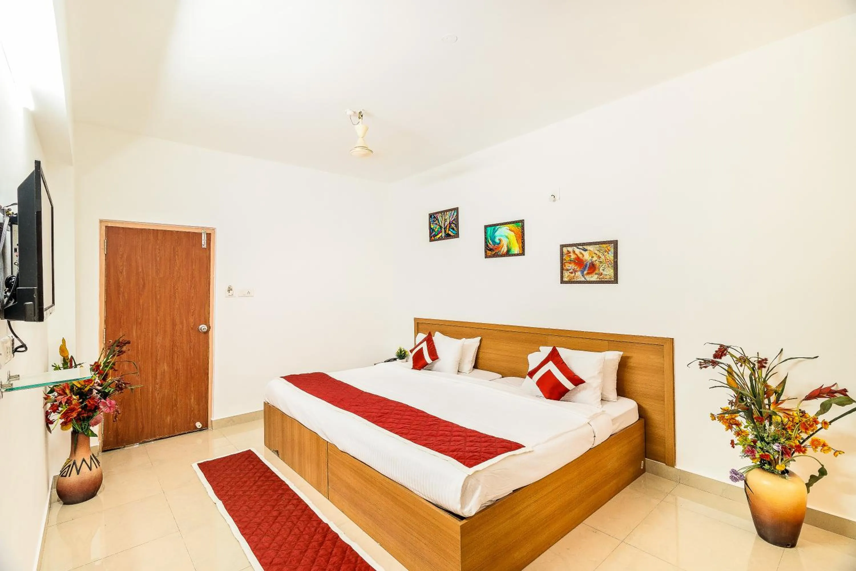 Photo of the whole room, Bed in Octave Paris Residency