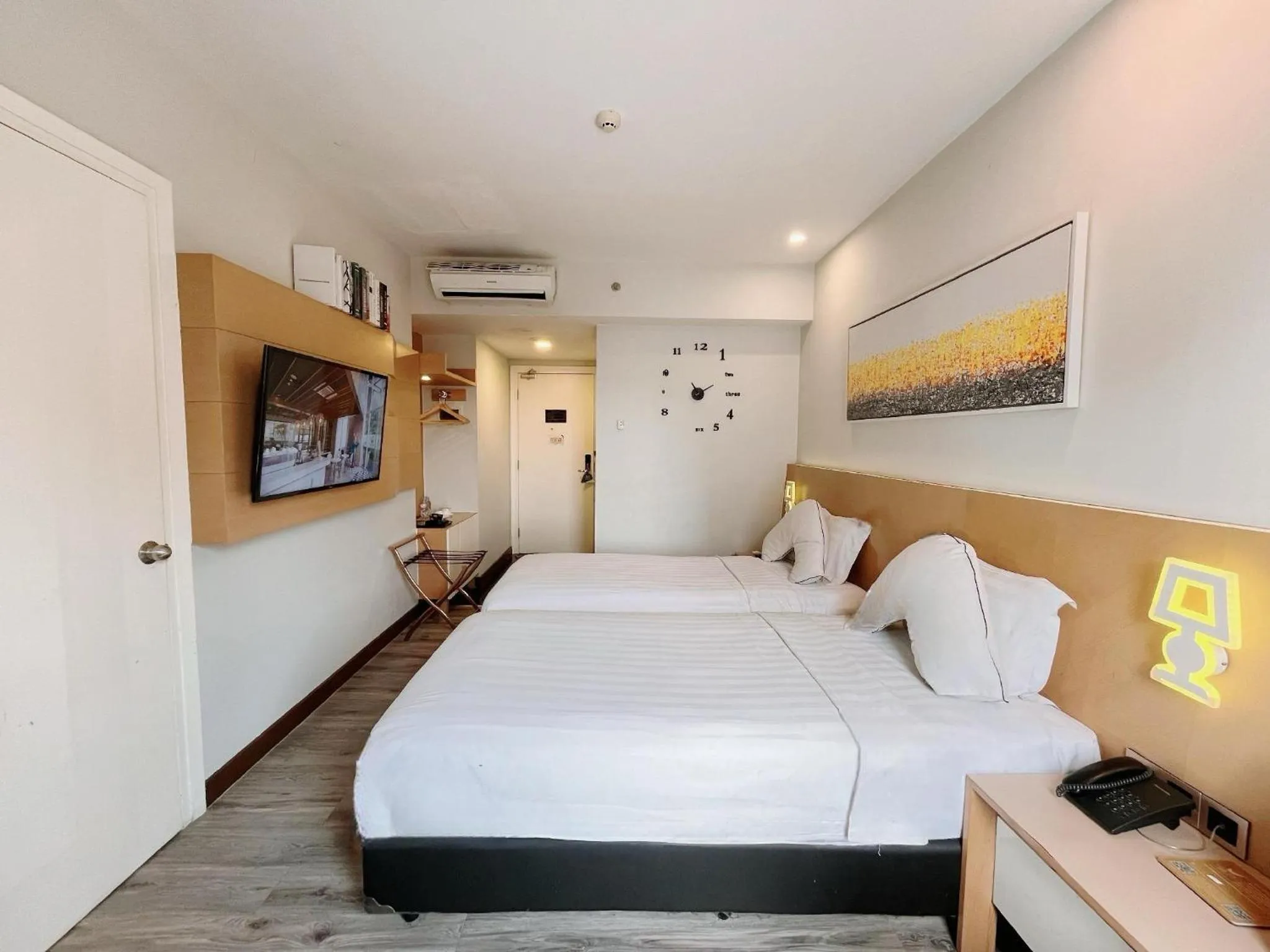 Bed in Verse Luxe Hotel Wahid Hasyim