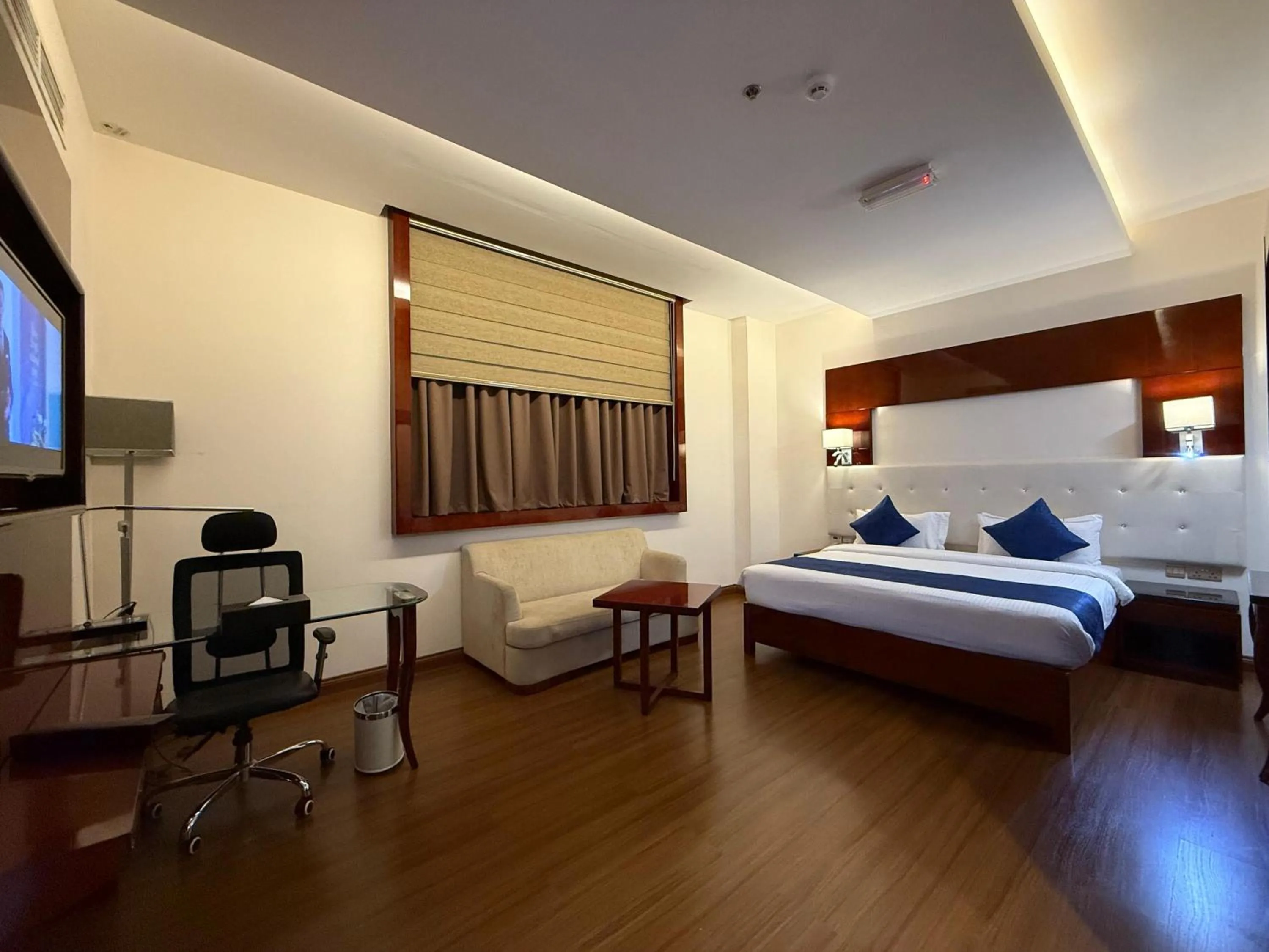 Bedroom, Bed in Golden Tulip Headington