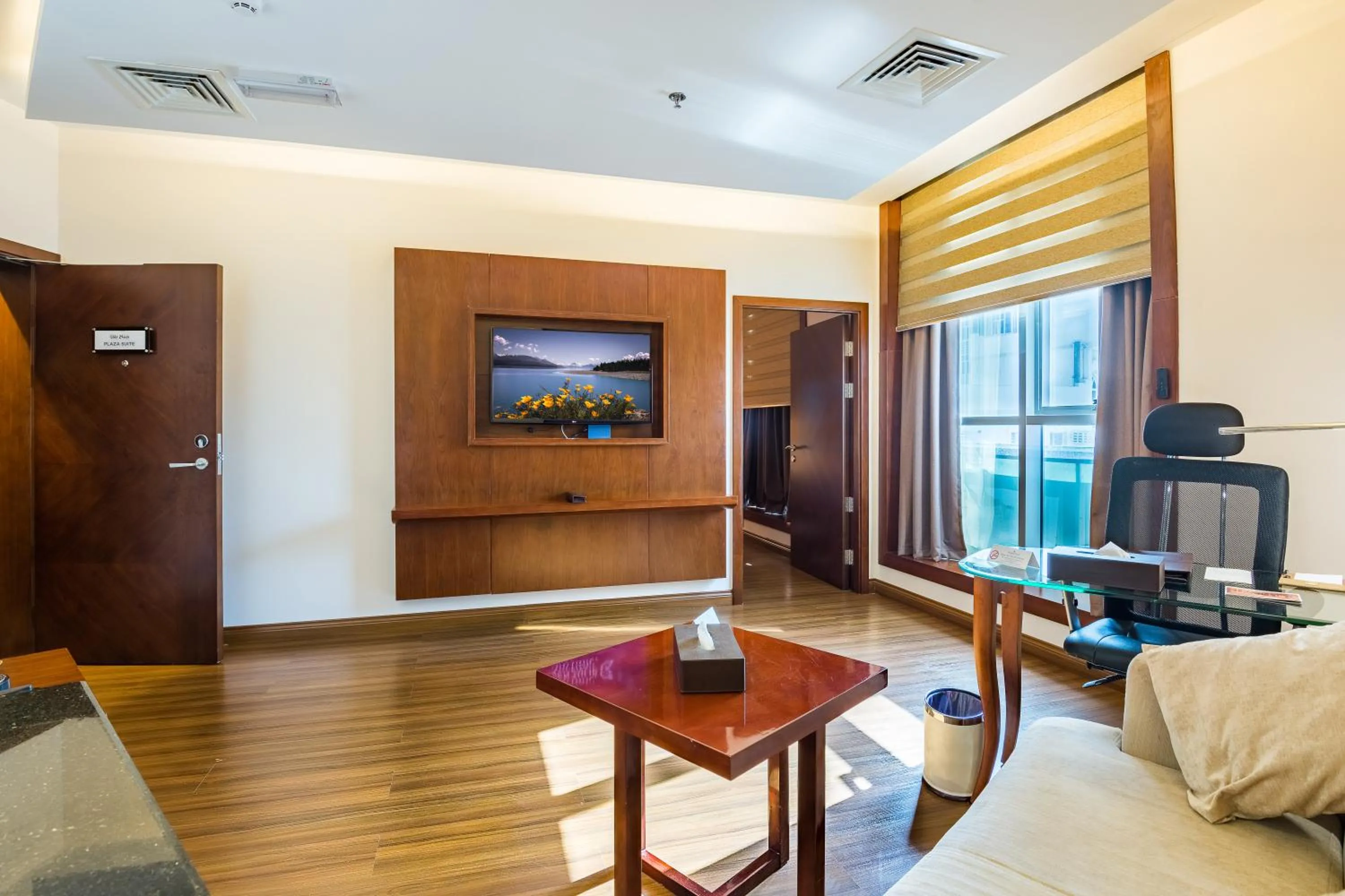 Living room, Bed in Golden Tulip Headington