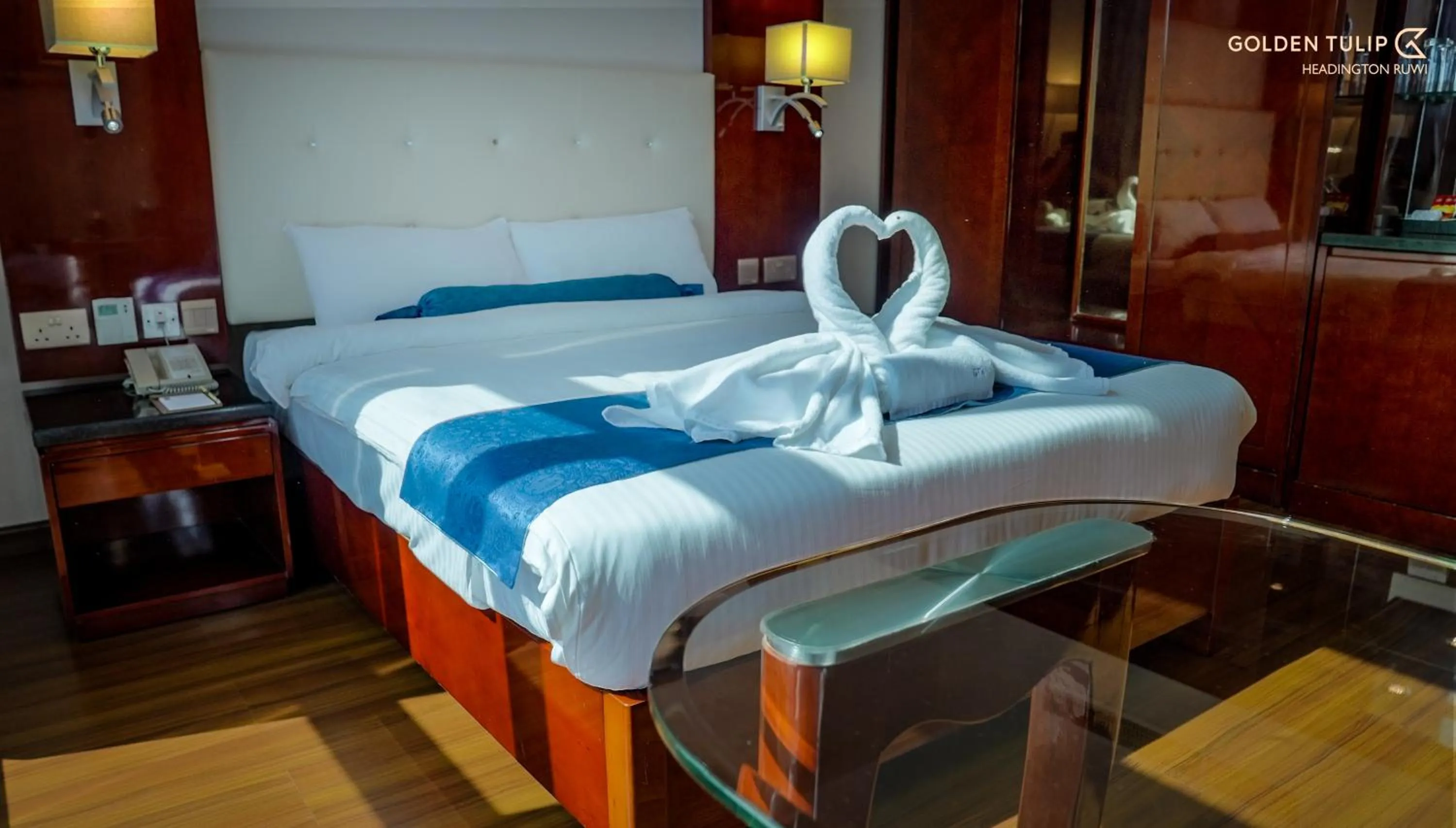 Bedroom, Bed in Golden Tulip Headington