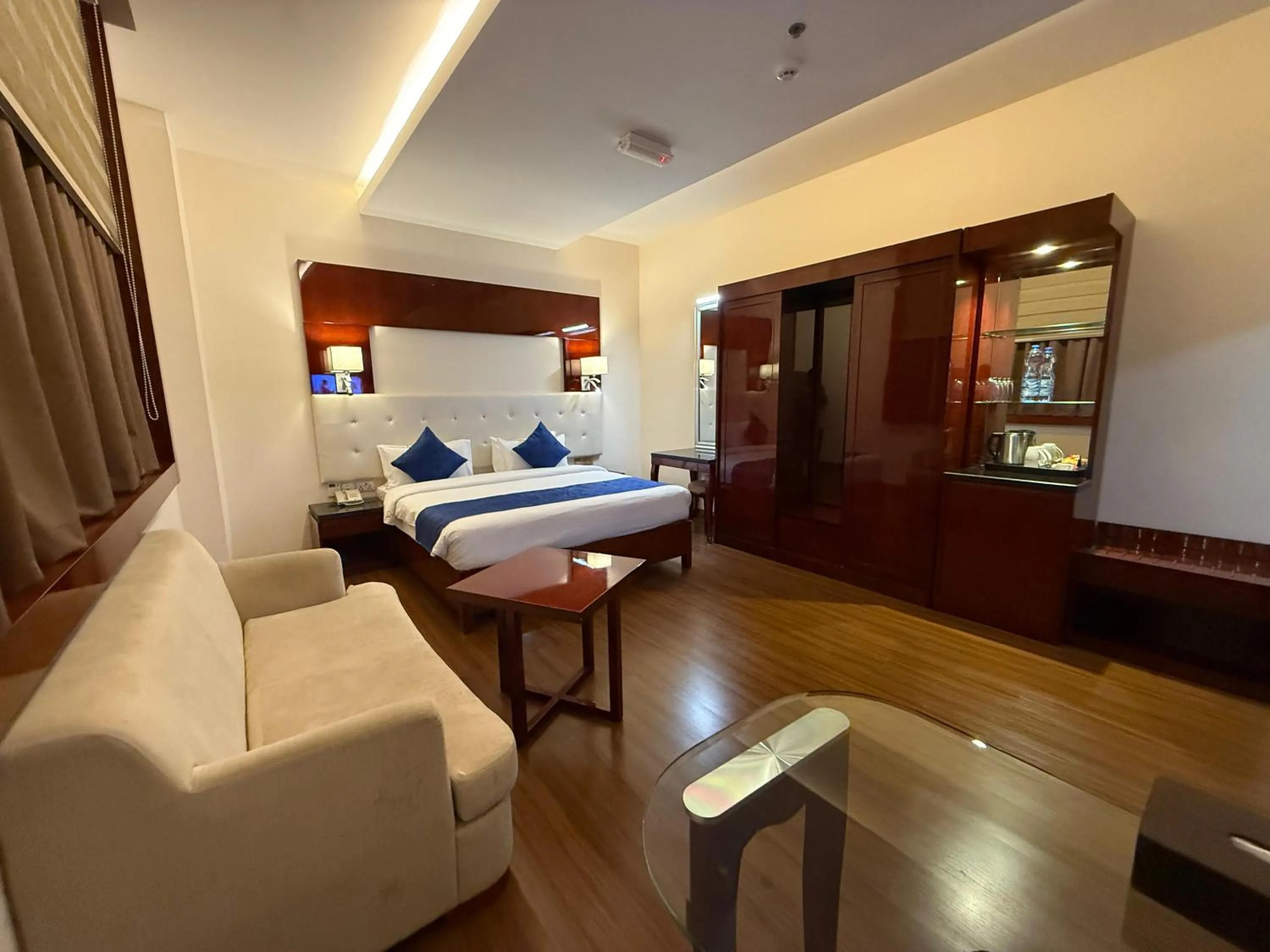 Bedroom, Bed in Golden Tulip Headington