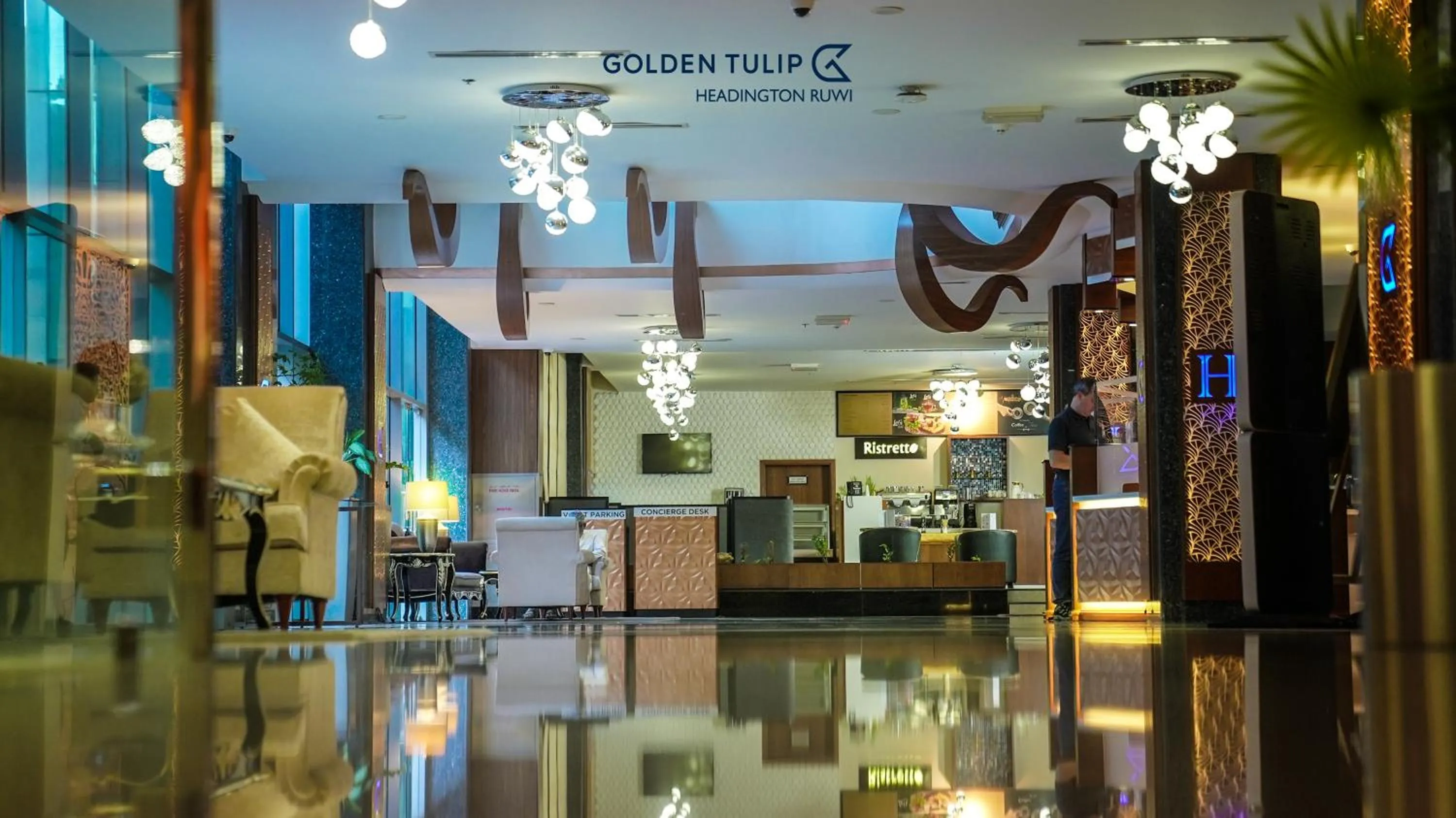Lobby or reception in Golden Tulip Headington