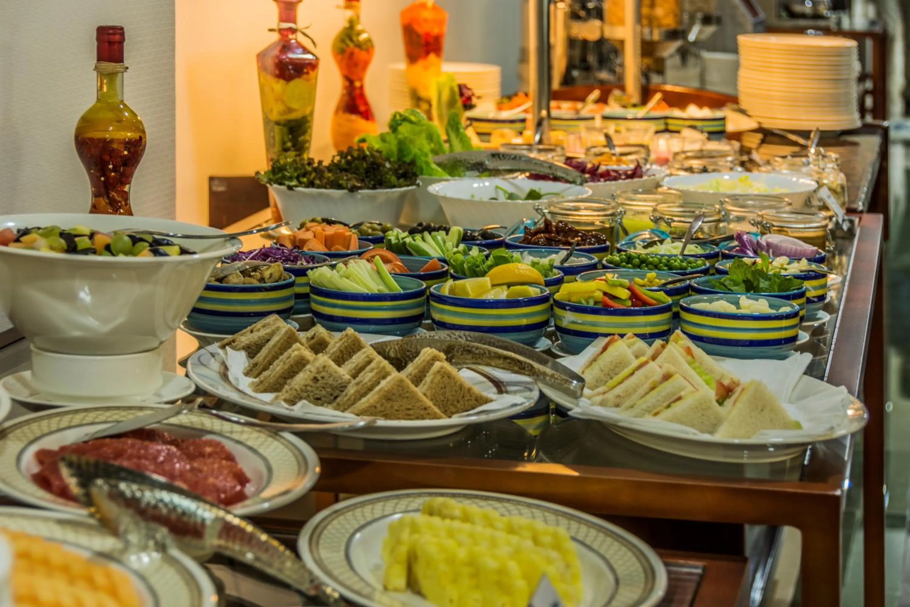 Restaurant/places to eat in Golden Tulip Headington