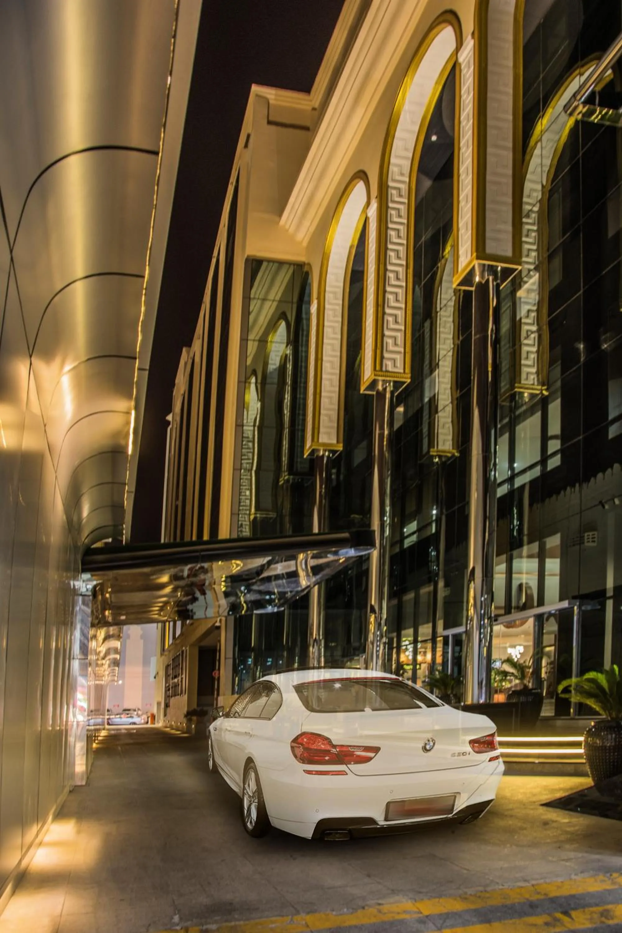 Facade/entrance in Golden Tulip Headington