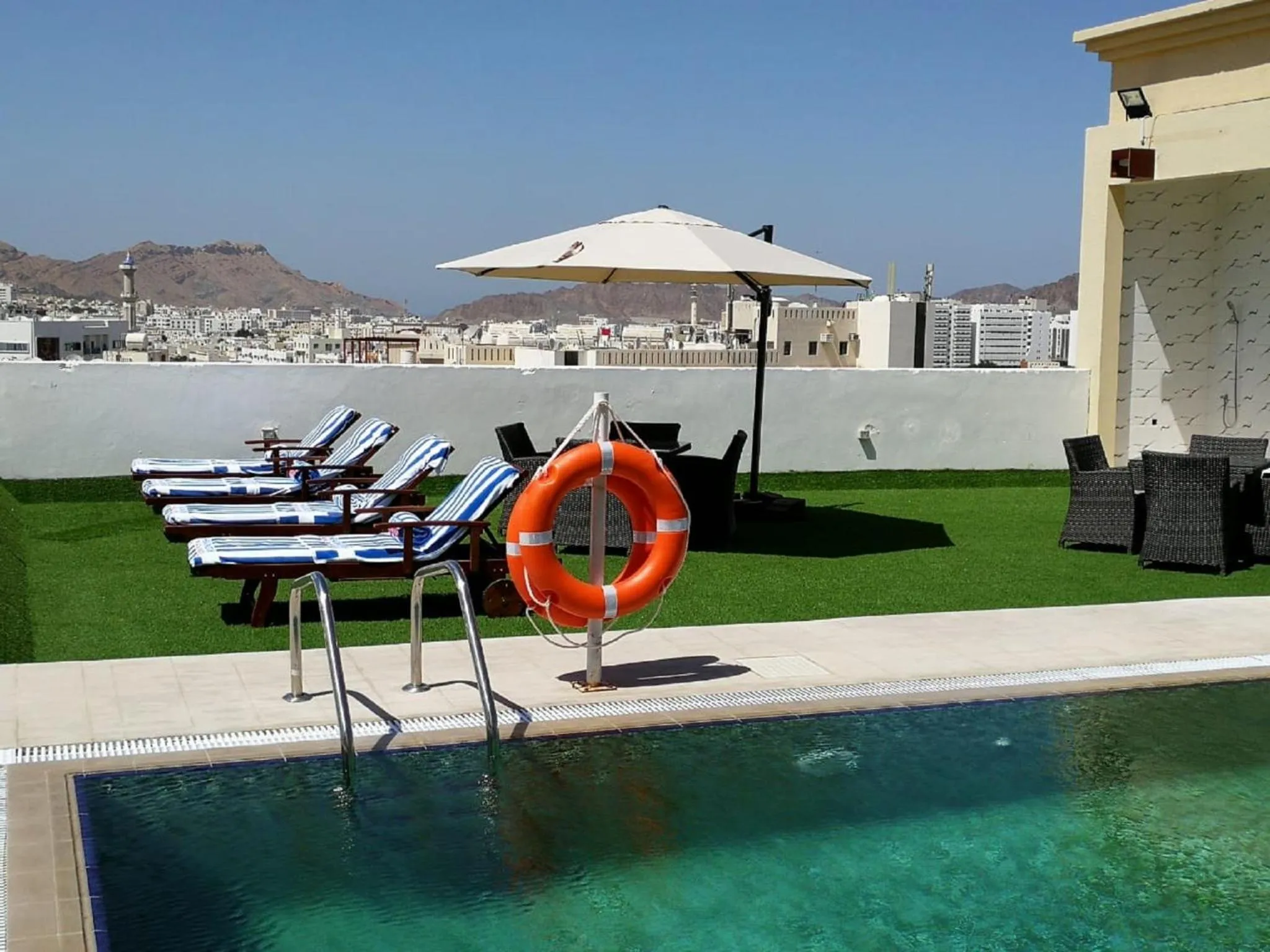 Swimming pool in Golden Tulip Headington