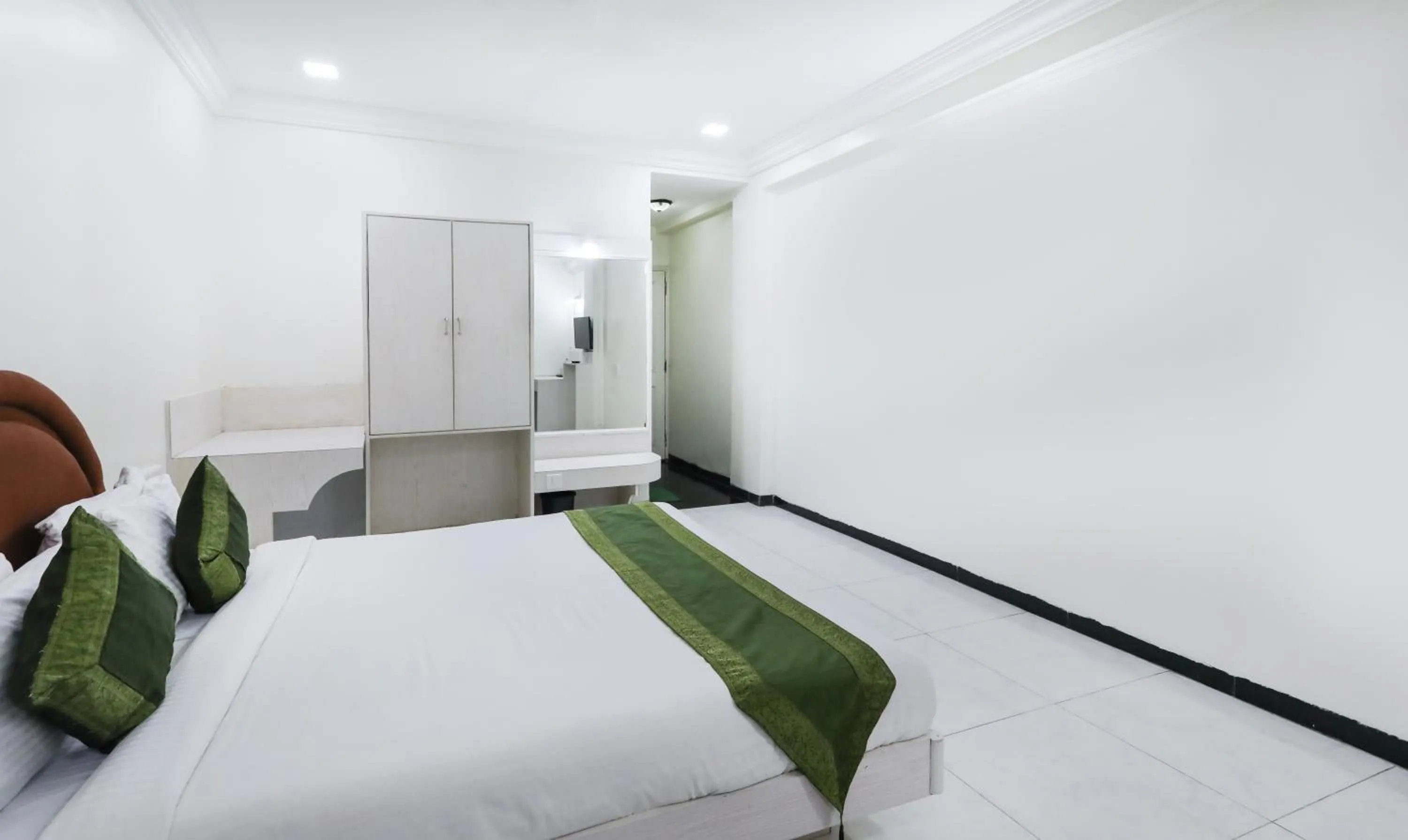 Bed in Treebo Omni Palace