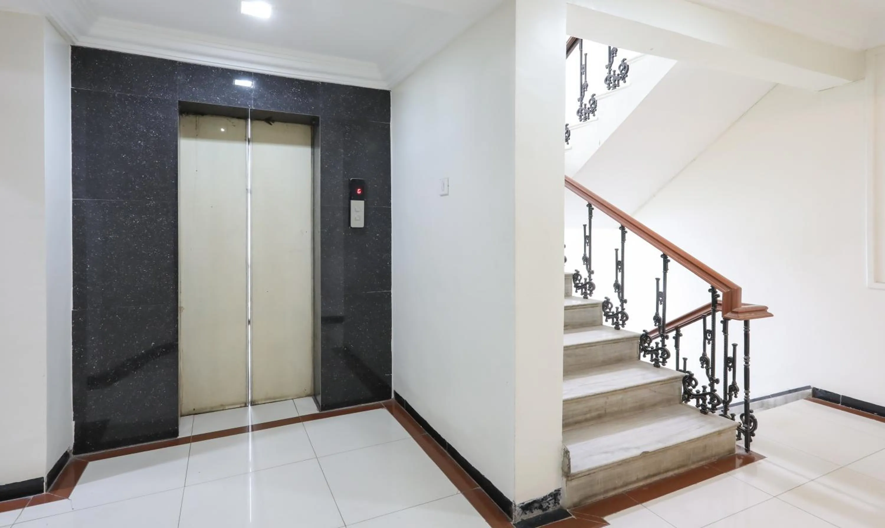 elevator in Treebo Omni Palace