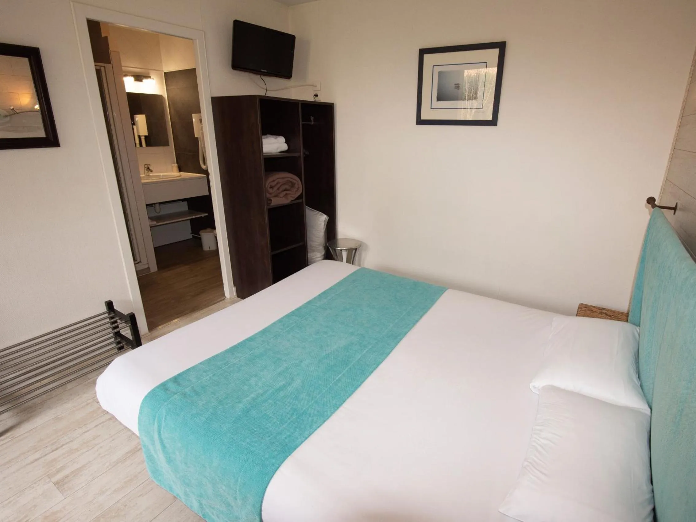 TV and multimedia, Bed in Cit'Hotel Les Eleis