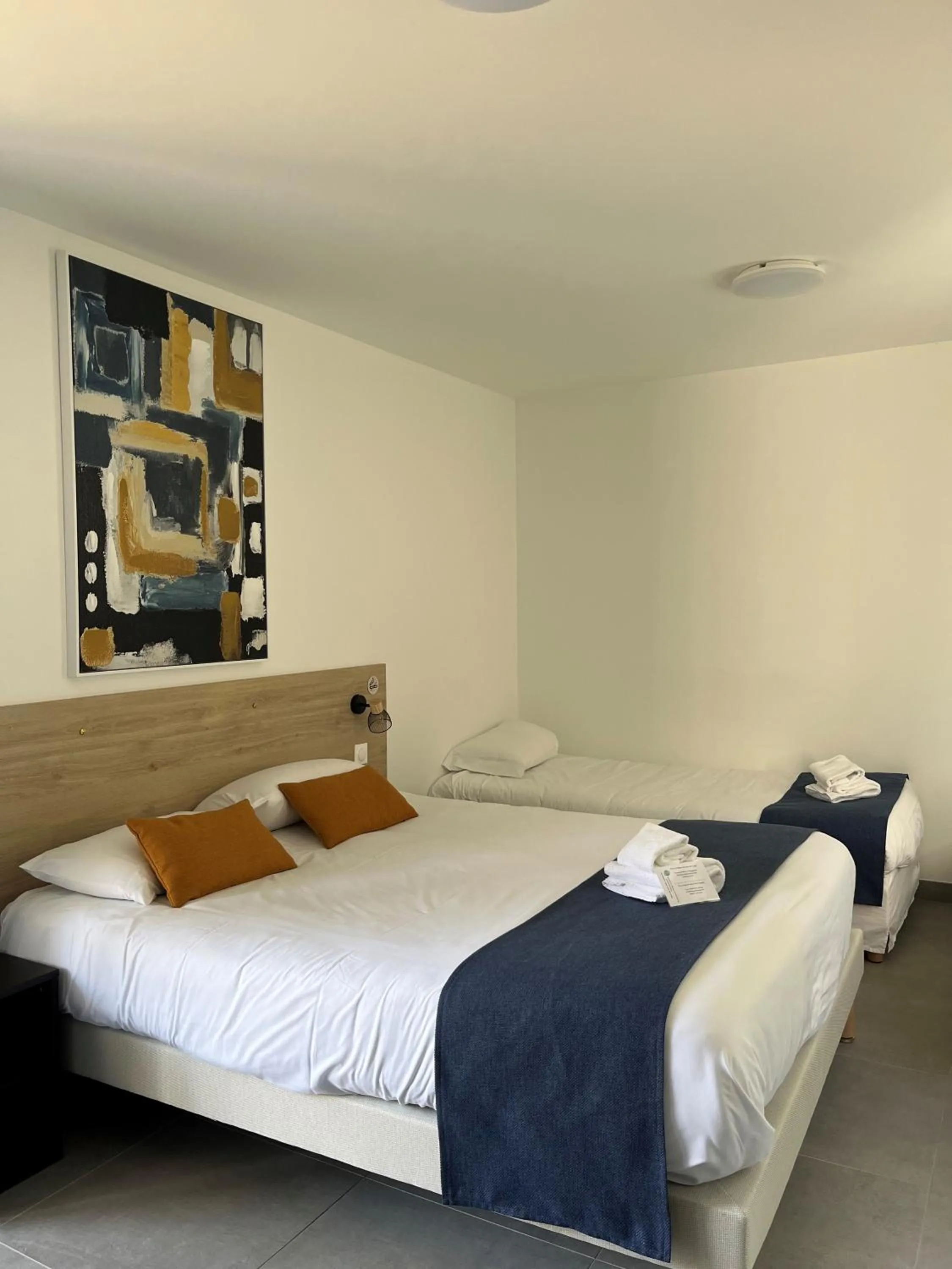 Bed in Cit'Hotel Les Eleis