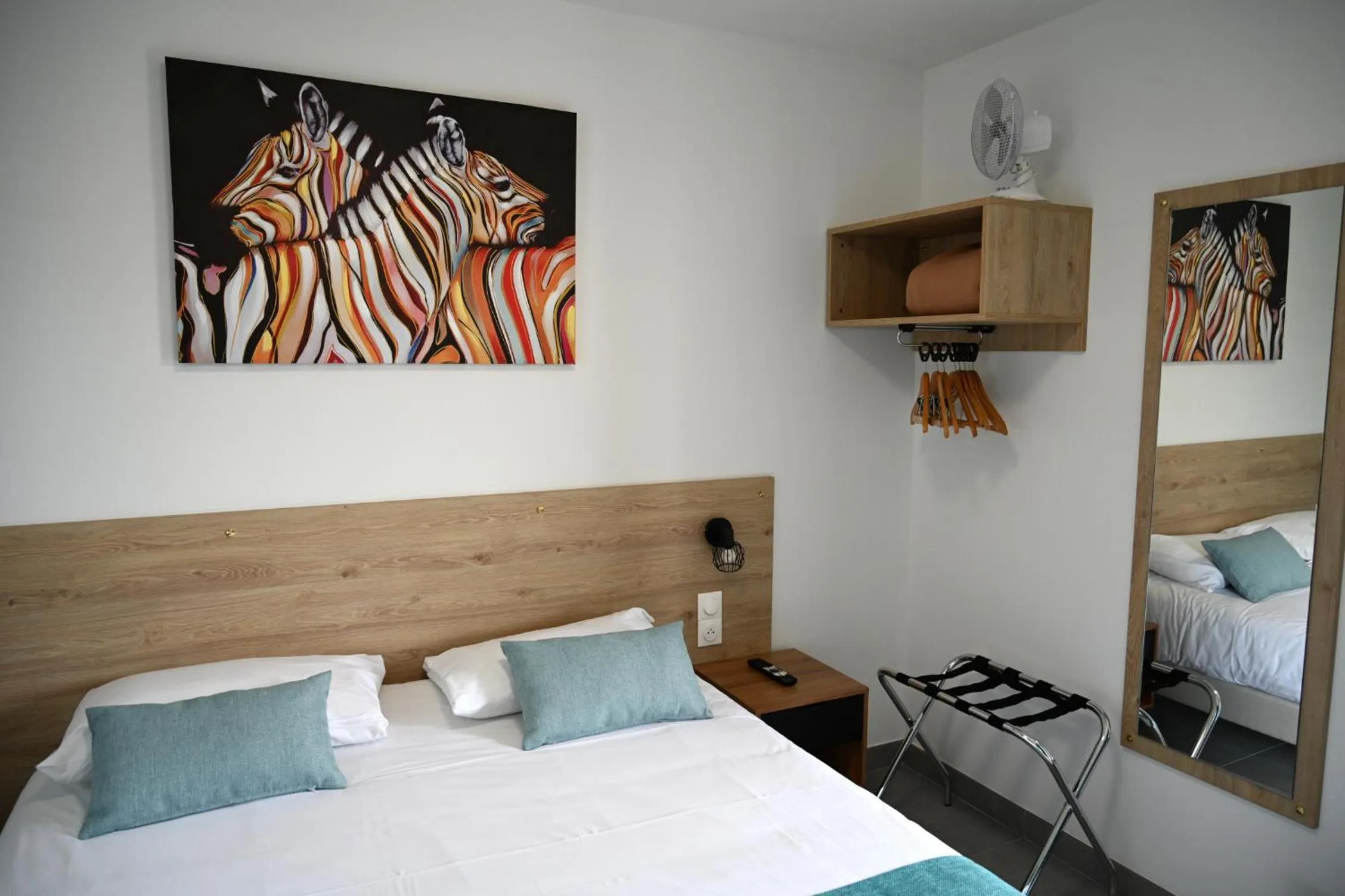 Bed in Cit'Hotel Les Eleis