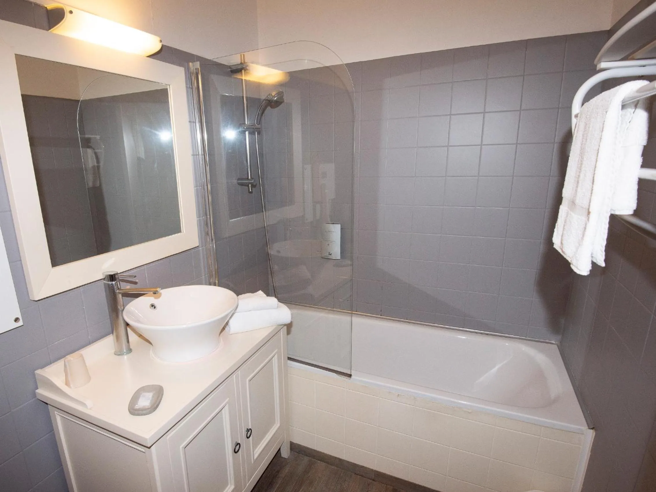 Bathroom in Cit'Hotel Les Eleis