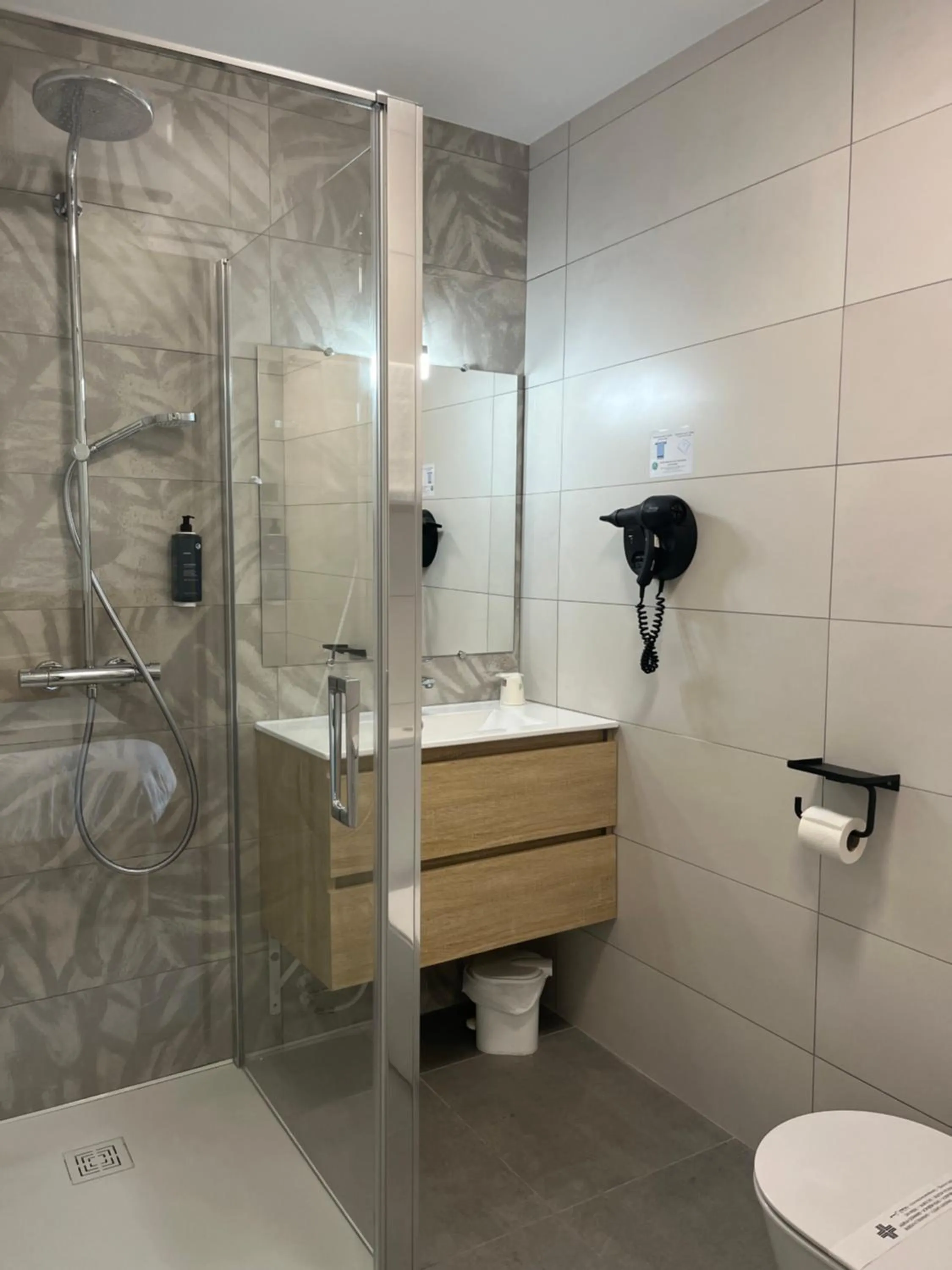 Bathroom in Cit'Hotel Les Eleis