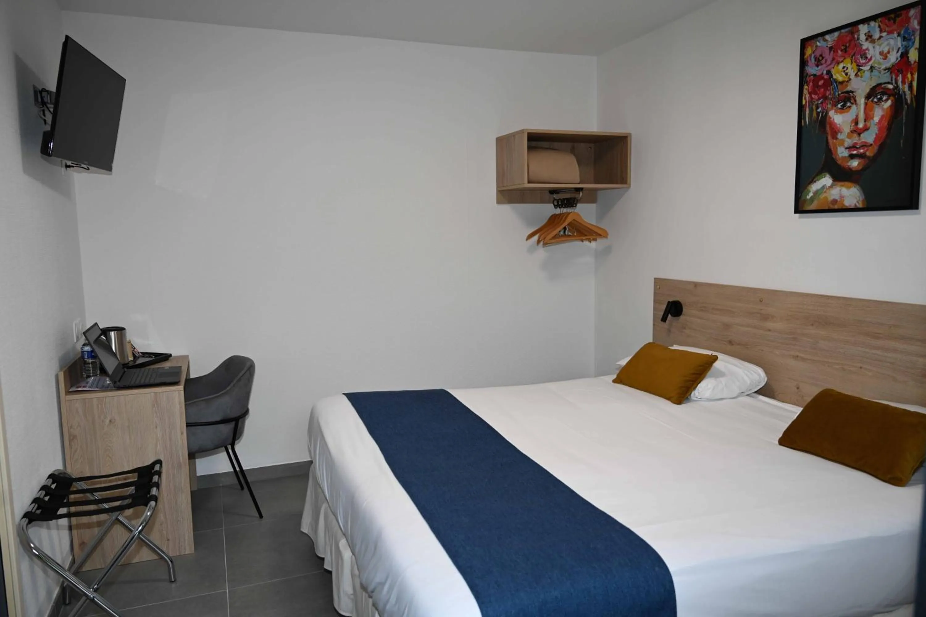 Photo of the whole room, Bed in Cit'Hotel Les Eleis