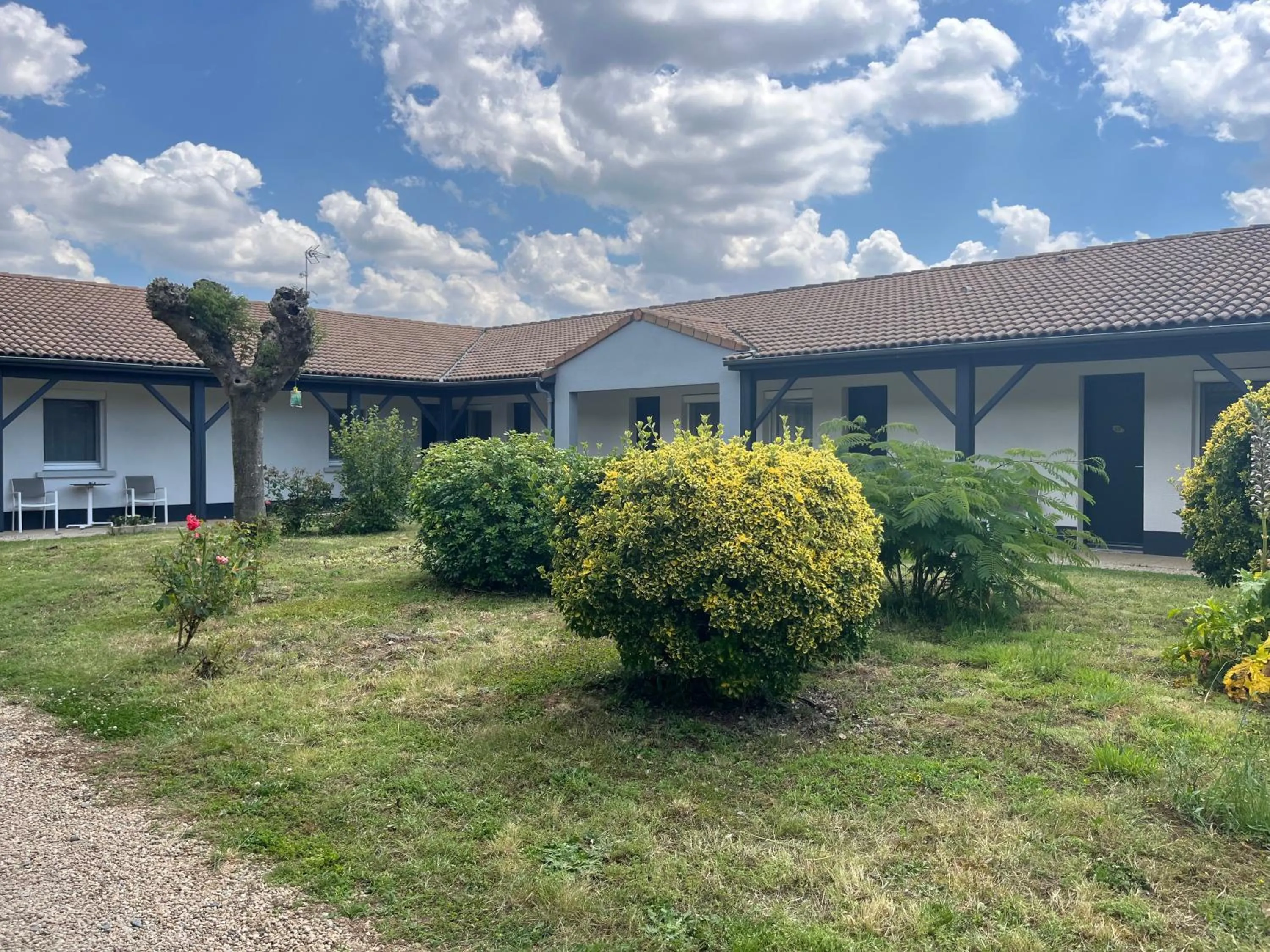 Garden in Cit'Hotel Les Eleis